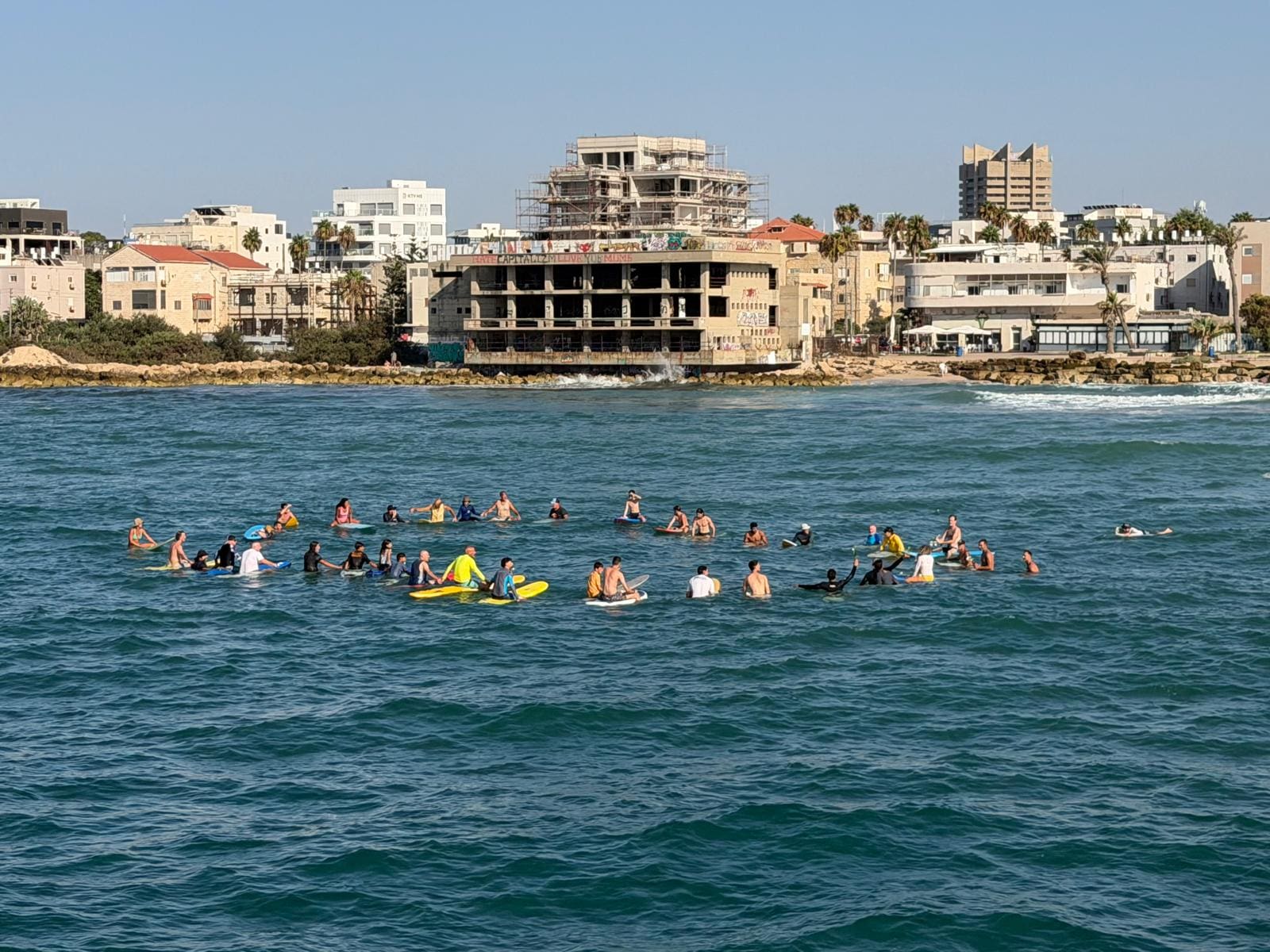 מעגל גולשים מרגש בבת גלים לזכרו של משה אלימלך ז״ל 7/8/26 (צילום: נדב ורטהיים)