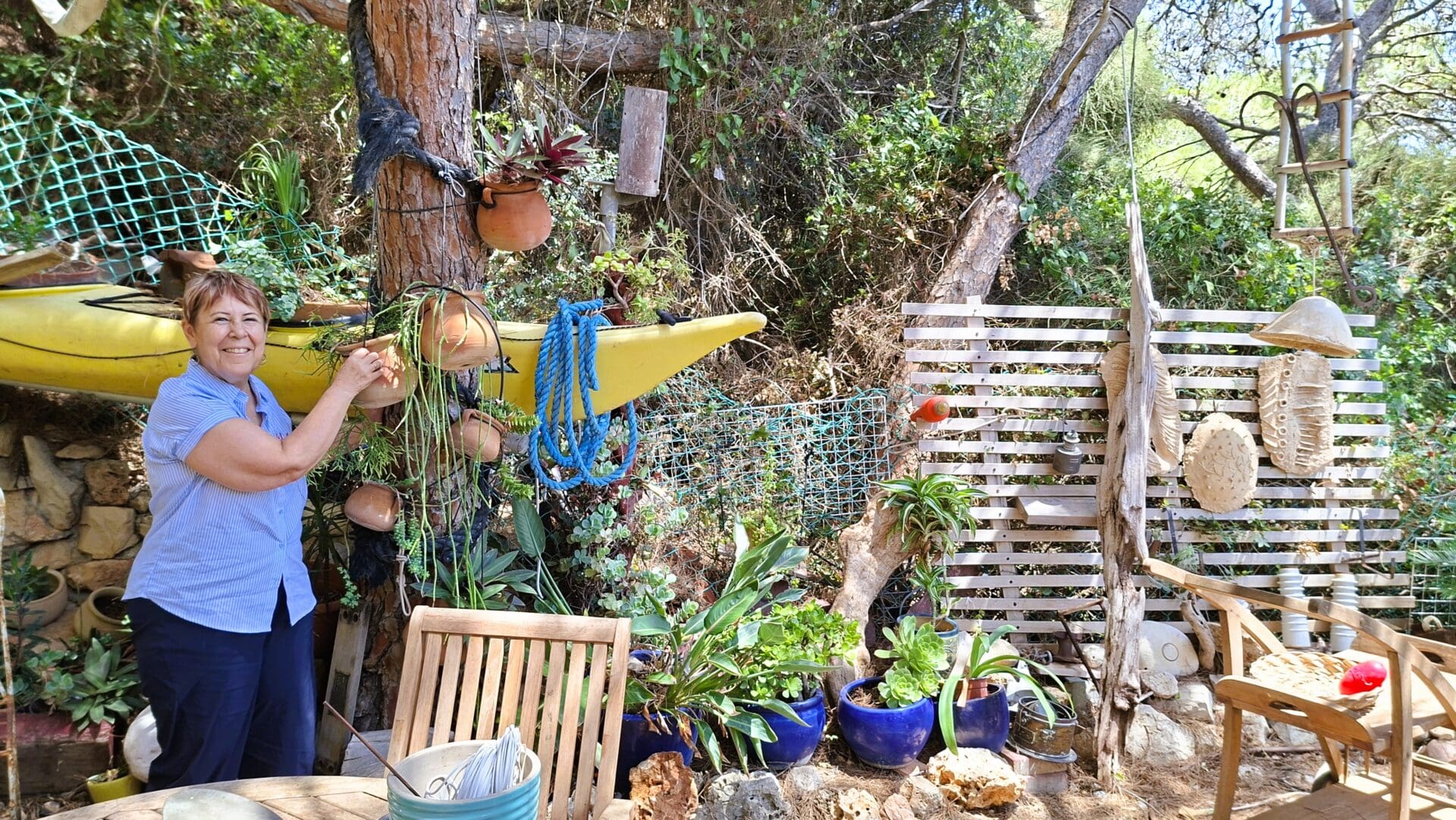 ענת חסיס - בחצר אשר בגינת הבית (צילום: רחלי אורבך)