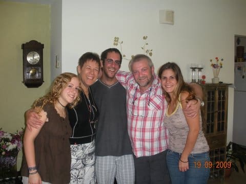בבית ענת חסיס - תמונת ההורים ושלושת ילדיהם, 2009 (צילום: אלבום פרטי, משפ' חסיס)