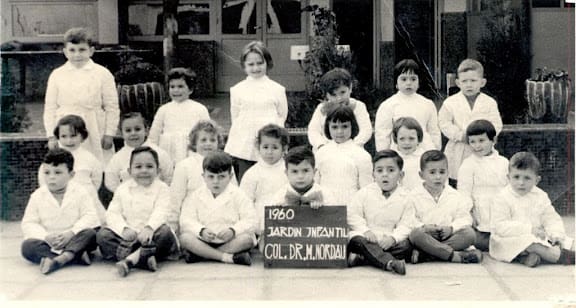 בבית ענת חסיס - גן חובה, ענת באמצע התמונה 1960 (צילום: אלבום פרטי, משפ' חסיס)