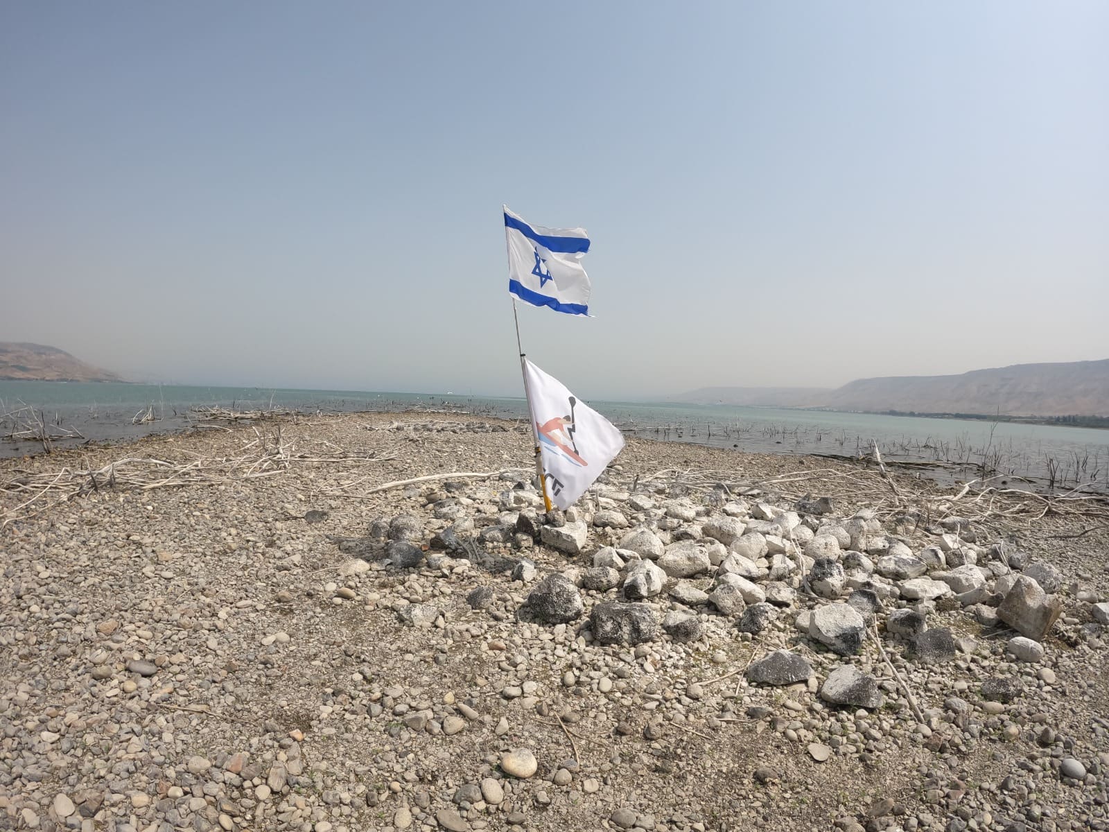האי עם דגל הלאום עליו (צילום: מוטי מנדלסון)