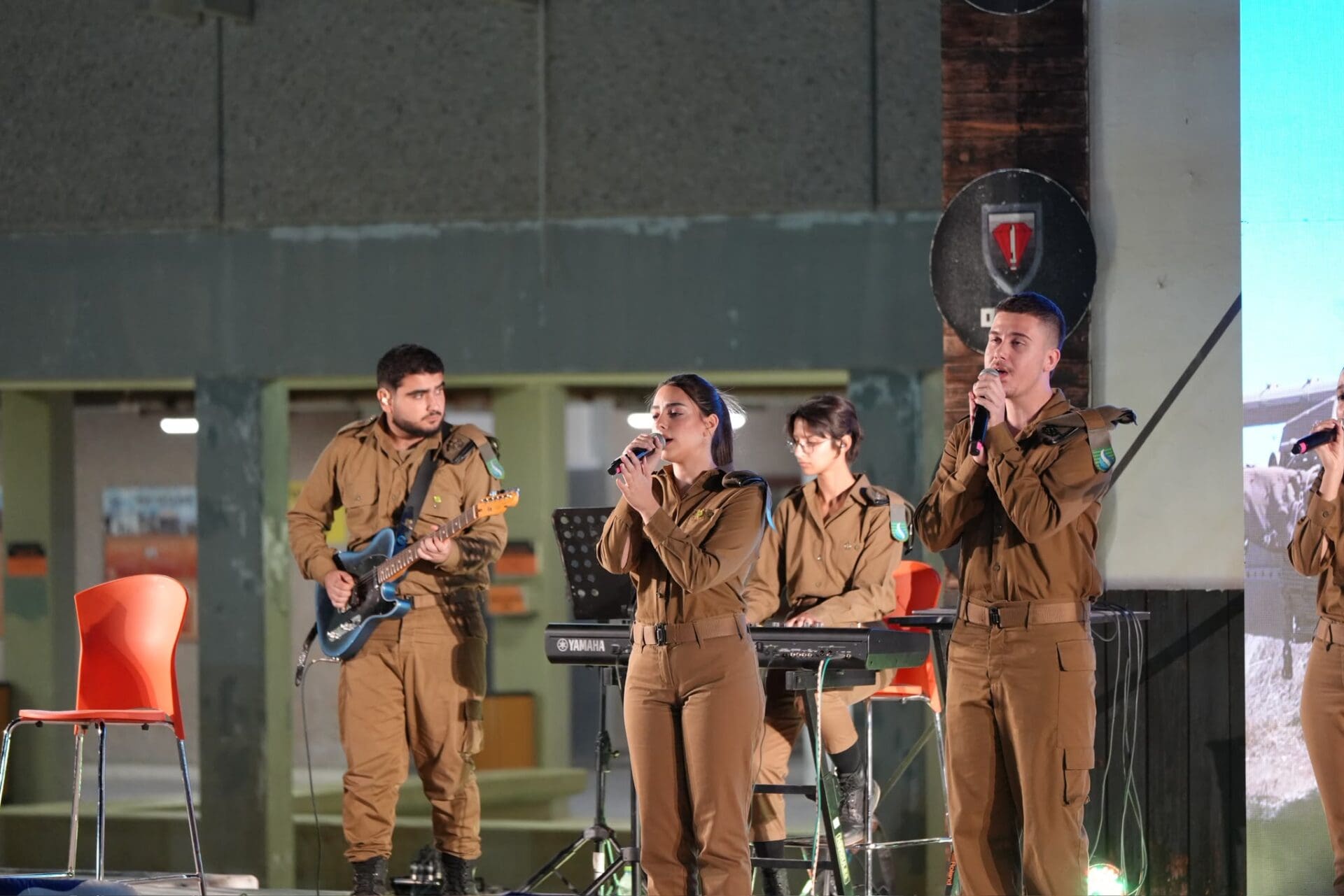 מיכל מופיעה כחלק מלהקת חיל החינוך (צילום: אלבום פרטי)