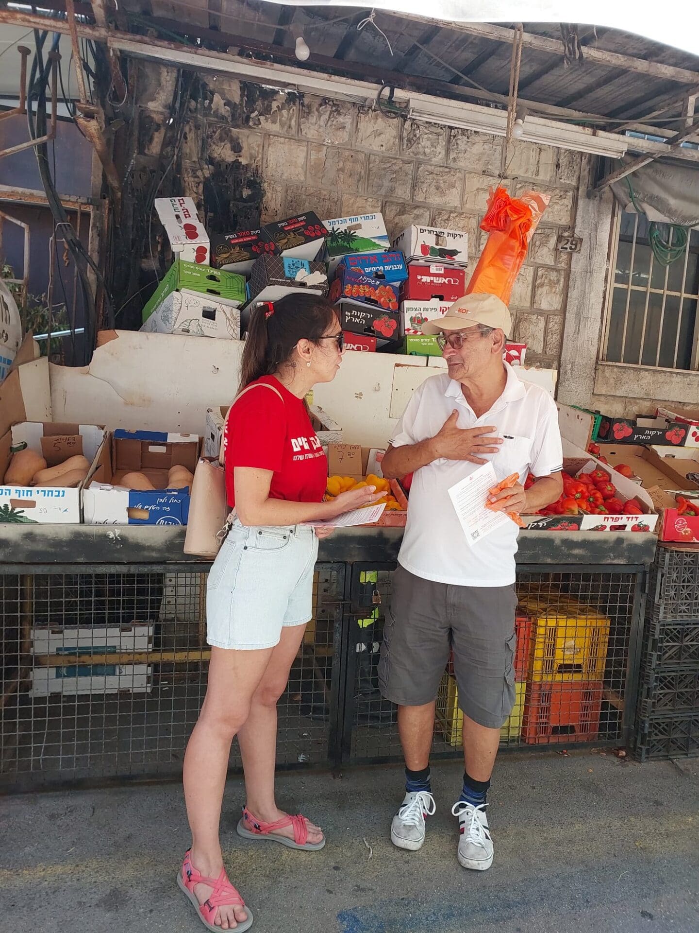 עשרות תושבי חיפה חתמו על אמנת השוויון של ״בונות אלטרנטיבה״ 9/8/26 (צילום: רוני גבע)