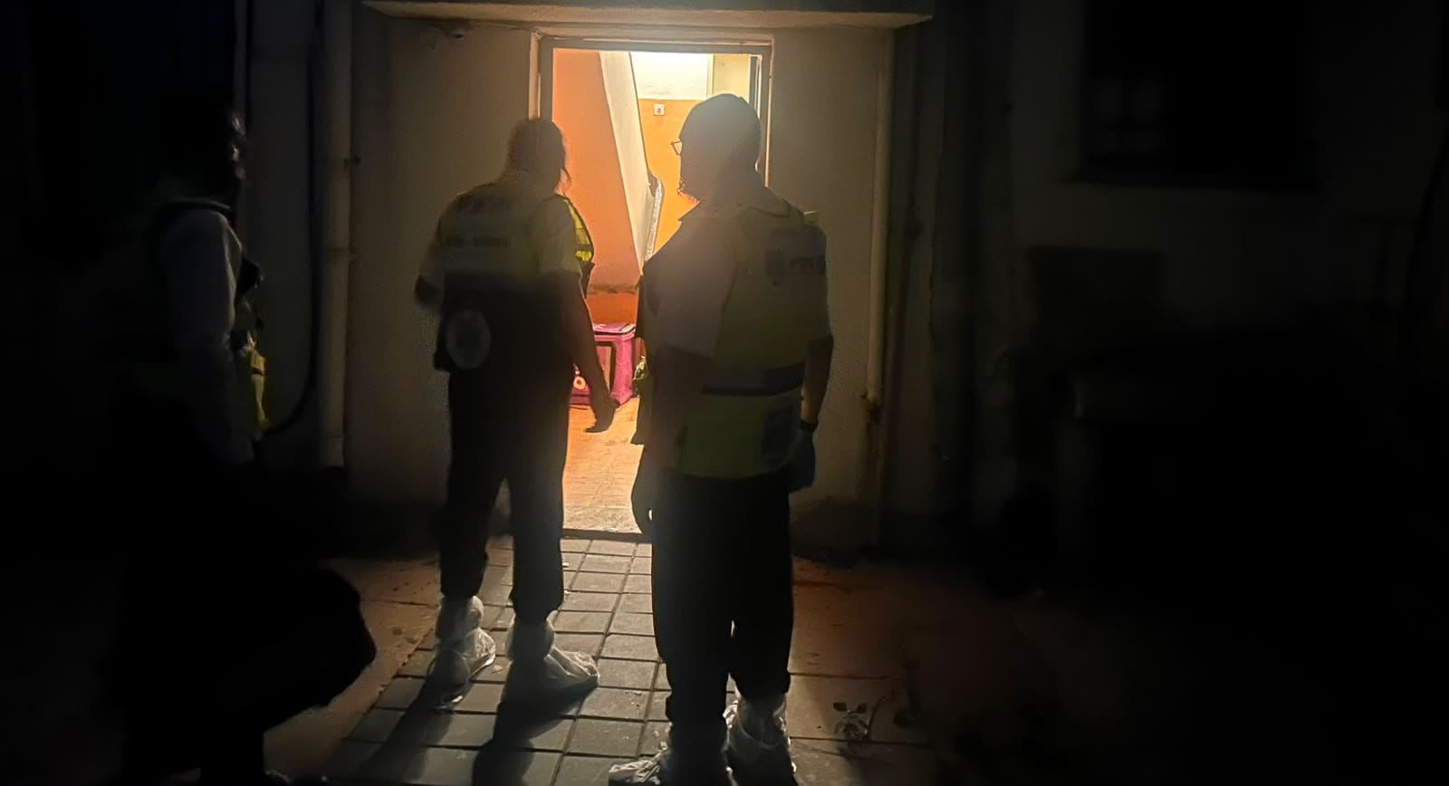 גבר בשנות ה-70 אותר ללא רוח חיים בדירתו בחיפה ימים לאחר מותו 10/8/26 (צילום: דוברות זק״א)