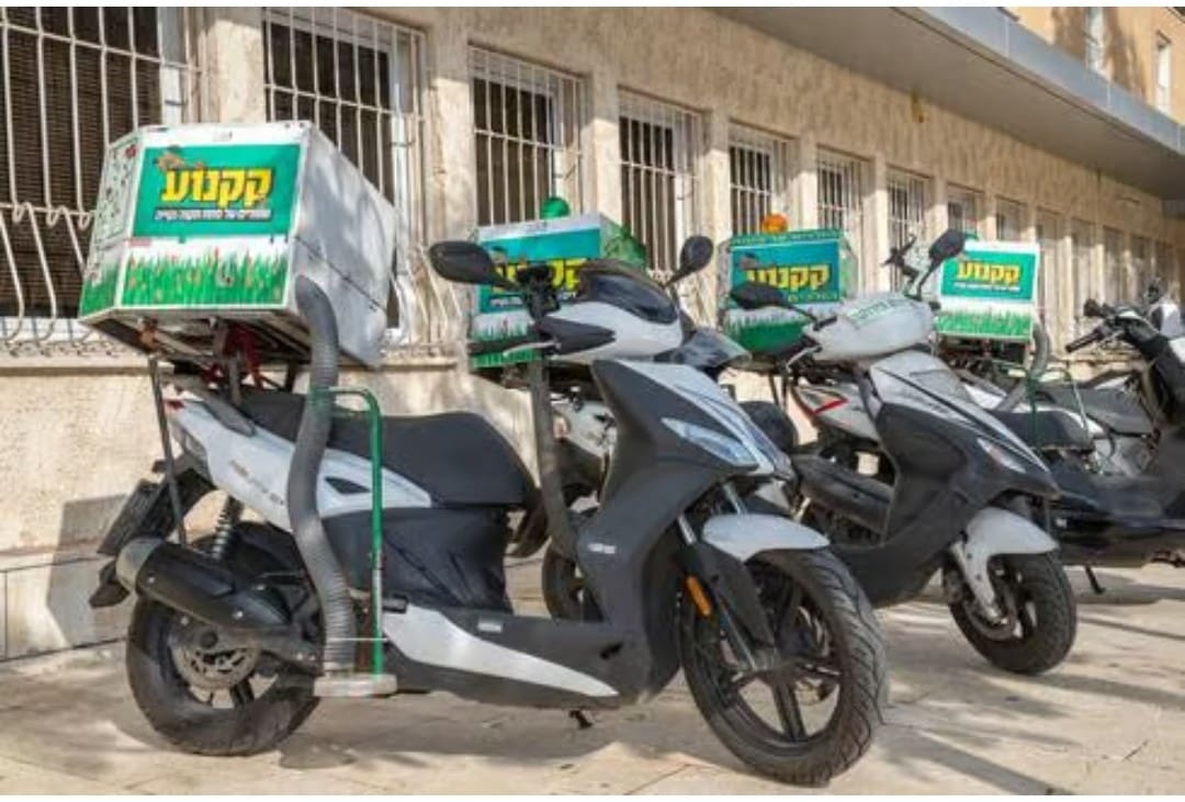 קטנועים לאיסוף צואת כלבים (צילום: מוטי בליצבלאו)
