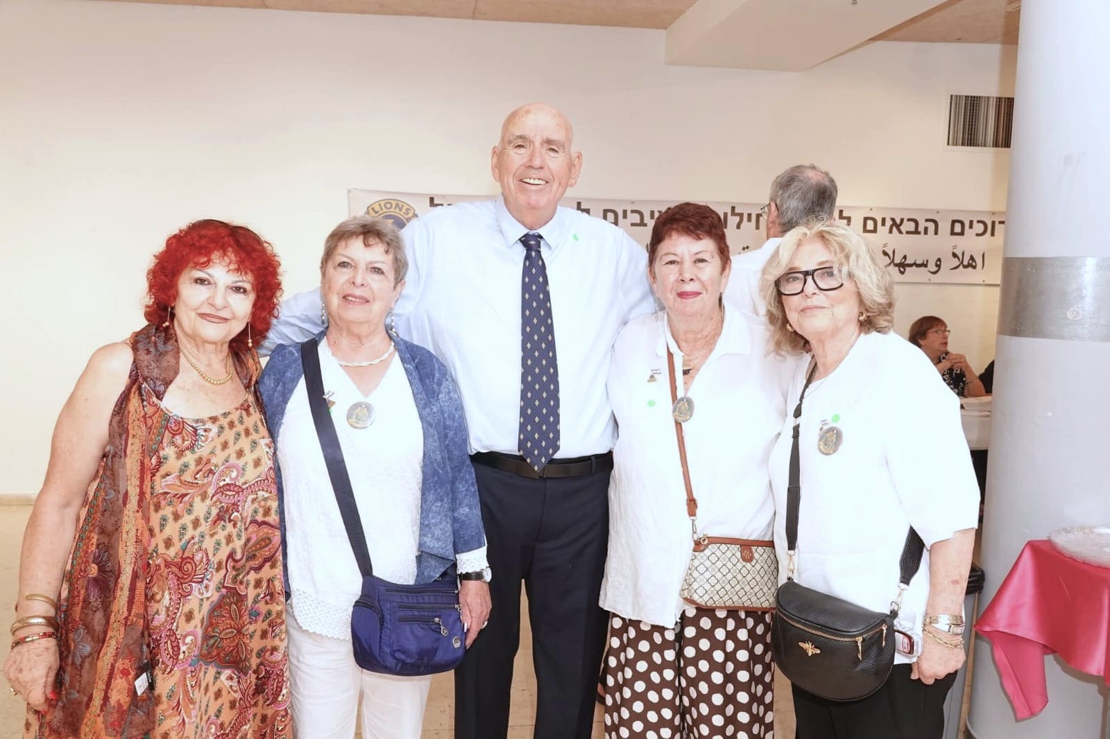 רותי קנדל בראון (חברת אריות הכרמל), ג'סי וינרב (מזכירת מועדון אריות הכרמל), ע'ז עזריאלי( הנציב היוצא), שרה פישר (יו"ר ועדת חברים), רותי שריג (הקמת מועדונים GET) (צילום: צוות ליונס)