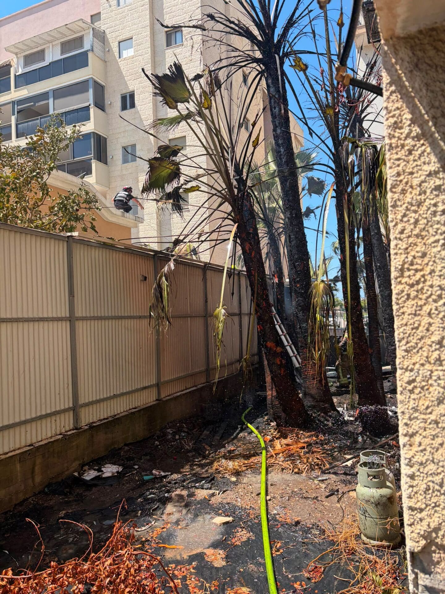 שריפה במבני מגורים בקרית אתא (צילום: כבאות והצלה)