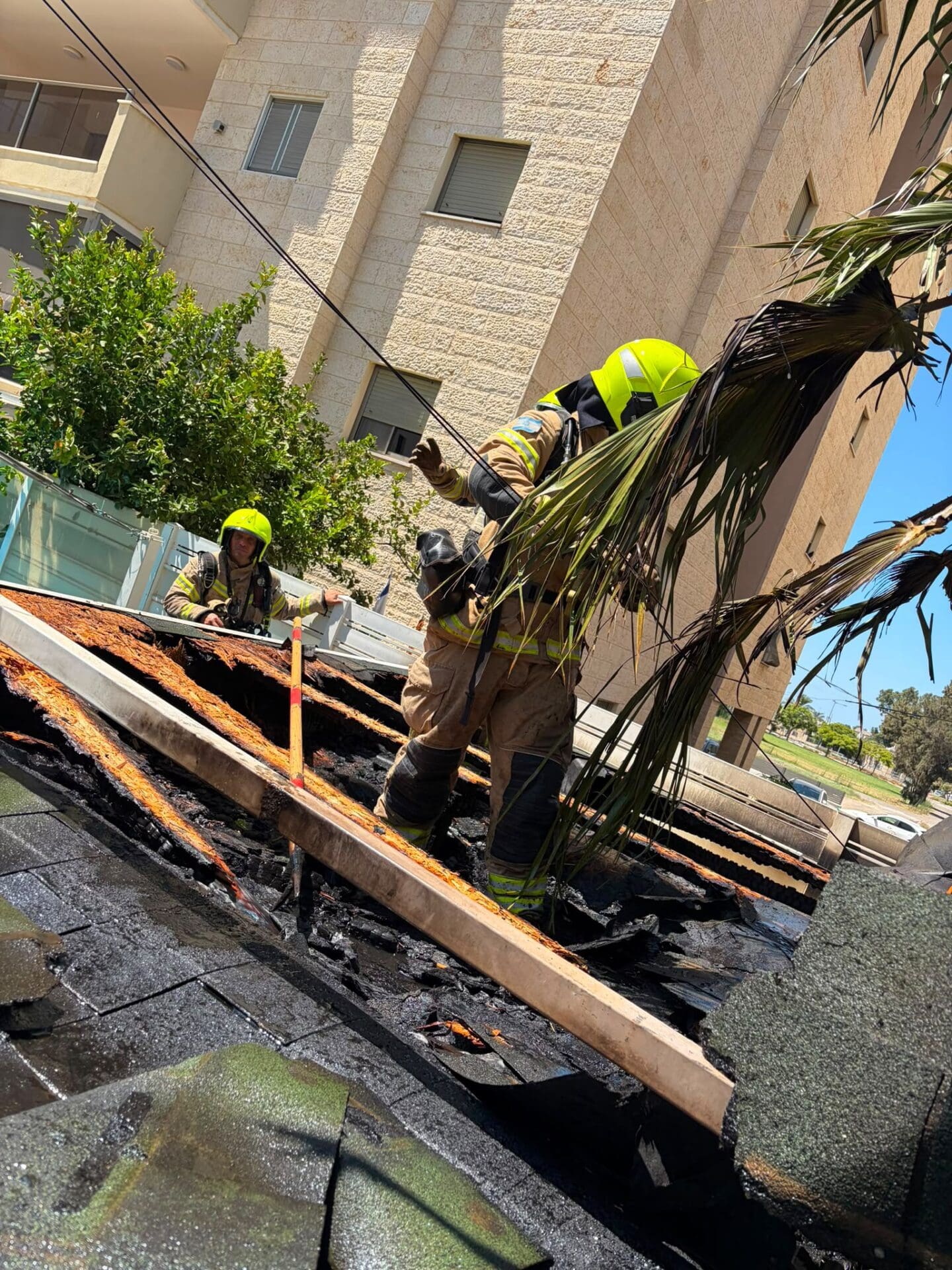 שריפה במבני מגורים בקרית אתא (צילום: כבאות והצלה)