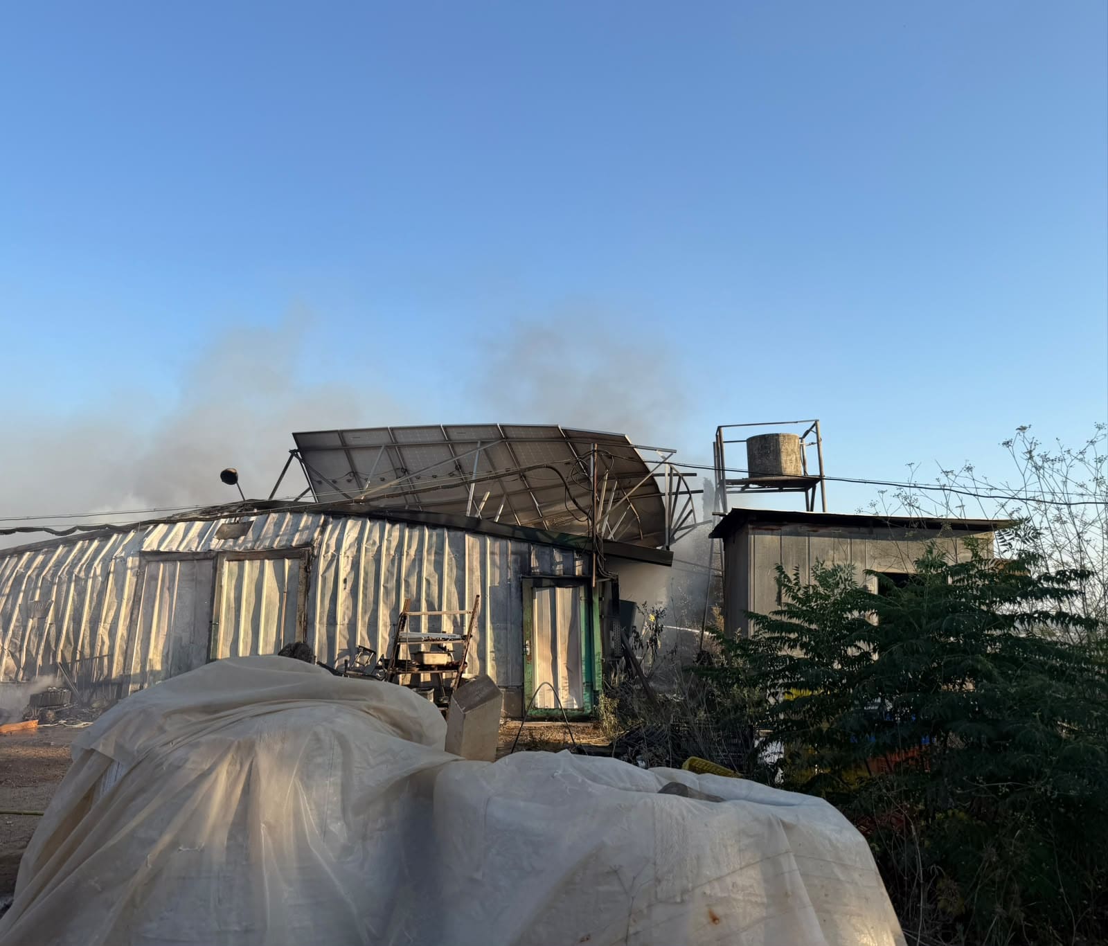 שריפה גדולה פרצה במבנה חקלאי ביישוב עופר - דוברות כבאות והצלה לישראל | מחוז חוף 10/8/26 (צילום: כבאות והצלה לישראל)