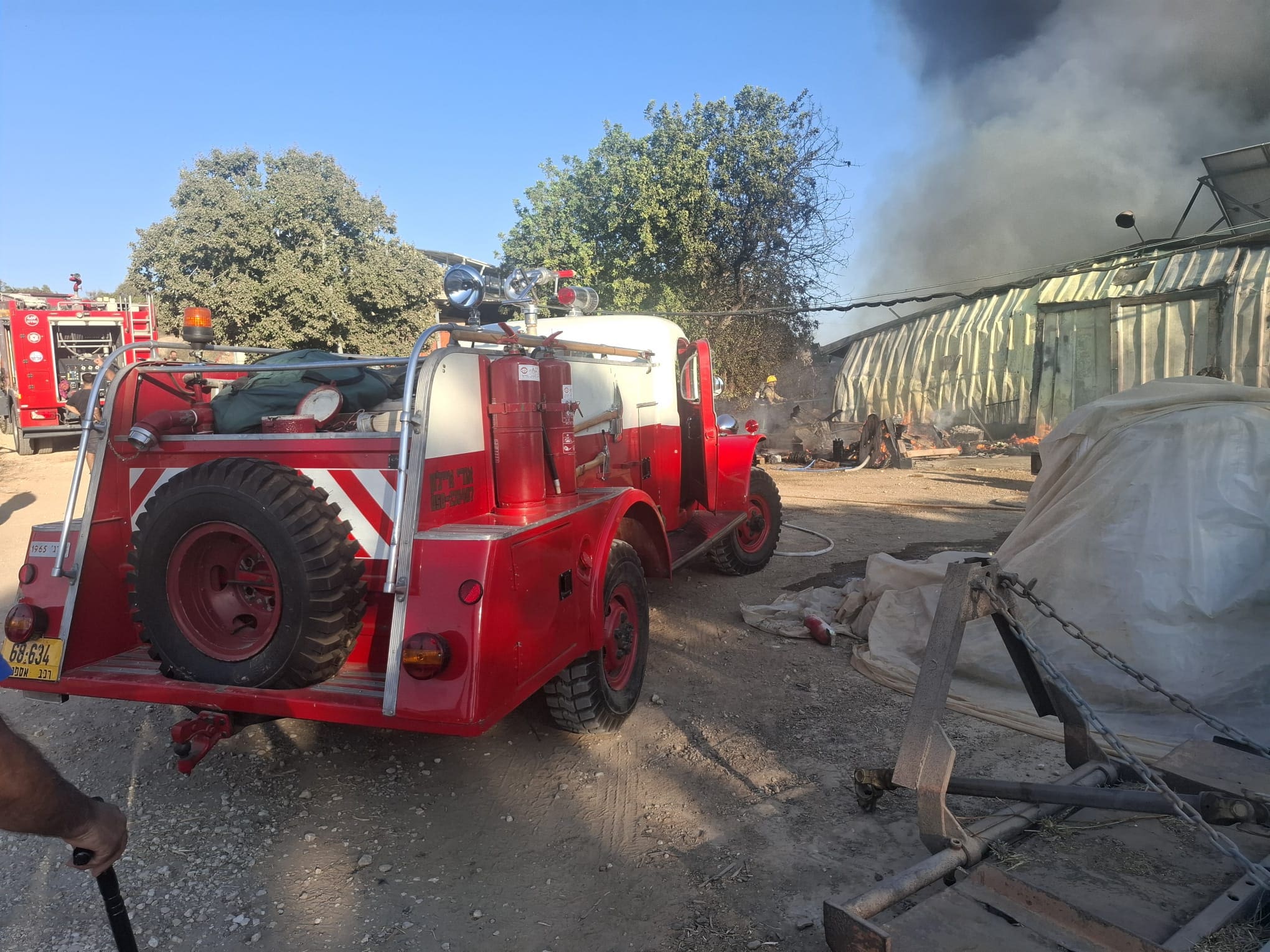 שריפה גדולה פרצה במבנה חקלאי ביישוב עופר - דוברות כבאות והצלה לישראל | מחוז חוף 10/8/26 (צילום: כבאות והצלה לישראל)