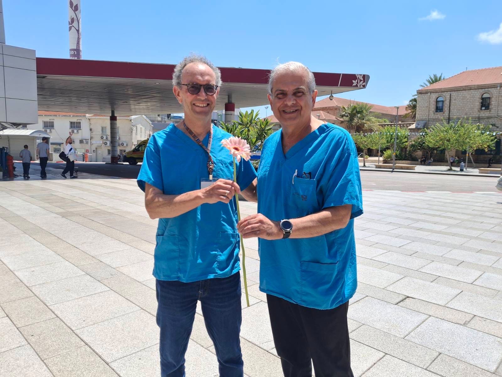 פעילי ״זזים״ חילקו כאלף פרחים לעובדי רמב״ם במחאה נגד גזענות - מצורפות תמונות לשימוש חופשי 11/8/26 (צילום: תנועת זזים - קהילה פועלת)