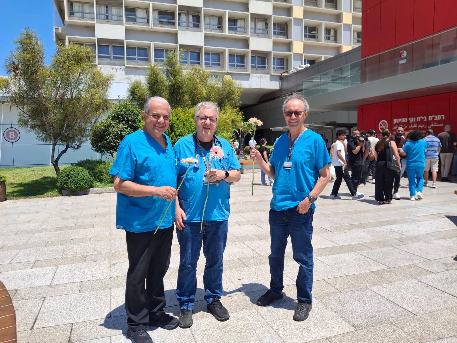 פעילי ״זזים״ חילקו כאלף פרחים לעובדי רמב״ם במחאה נגד גזענות - מצורפות תמונות לשימוש חופשי 11/8/26 (צילום: תנועת זזים - קהילה פועלת)