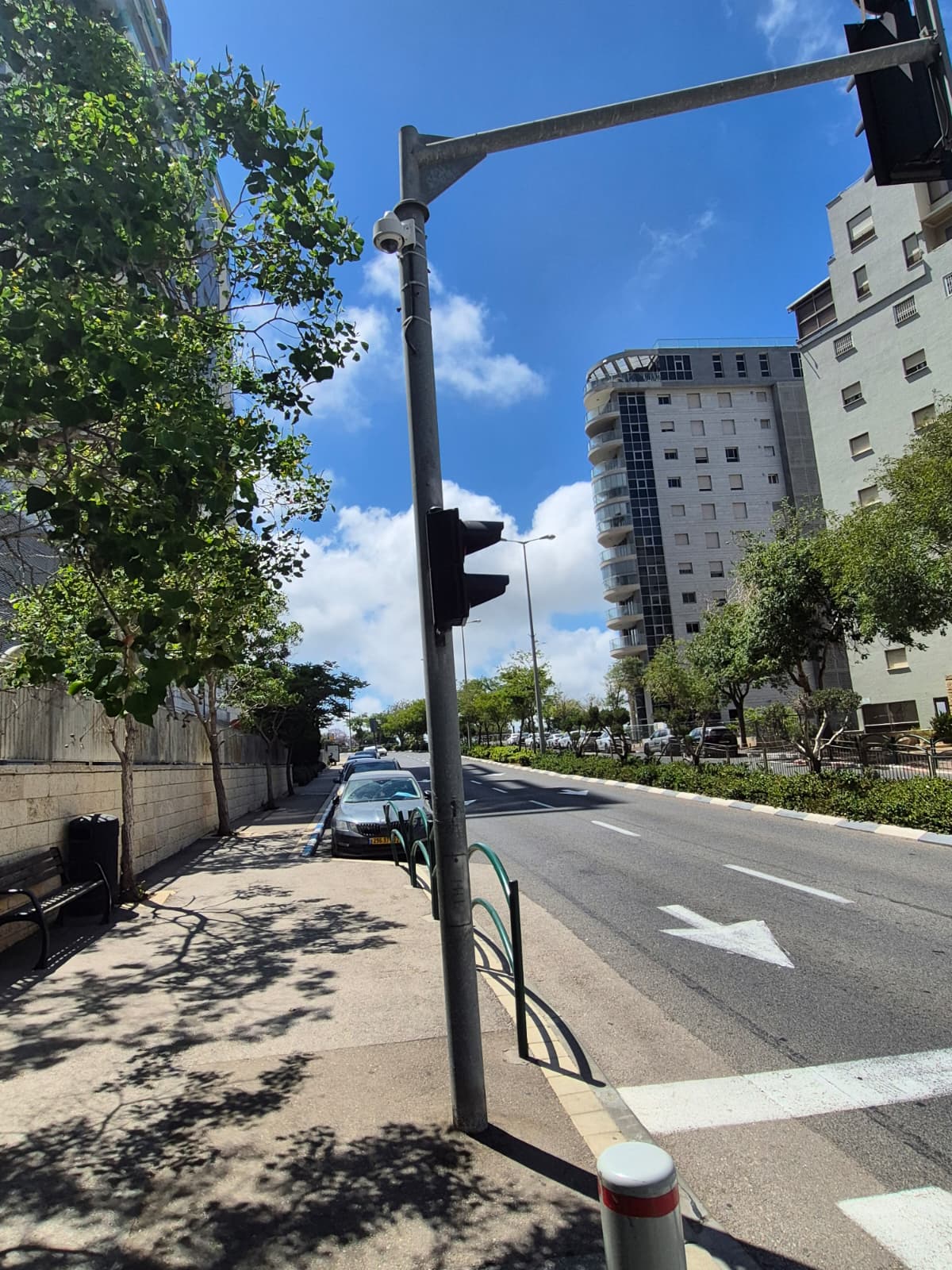 חיפה: מערכת חכמה תזהה הולכי רגל ותפעיל עבורם את הרמזור ללא לחיצה על הלחצן - צילום של המערכת שהותקנה במסגרת הפיילוט במעבר בחצייה ברחוב אוסקר שינדלר 12/8/26 (צילום: דוברות עיריית חיפה)
