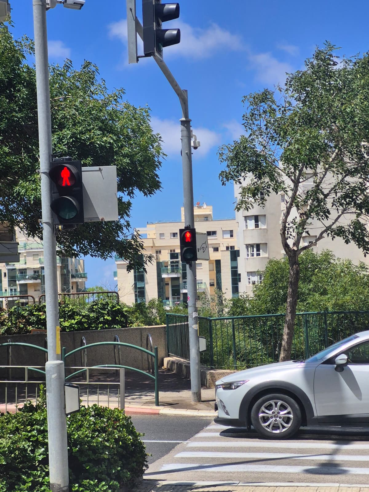חיפה: מערכת חכמה תזהה הולכי רגל ותפעיל עבורם את הרמזור ללא לחיצה על הלחצן - צילום של המערכת שהותקנה במסגרת הפיילוט במעבר בחצייה ברחוב אוסקר שינדלר 12/8/26 (צילום: דוברות עיריית חיפה)