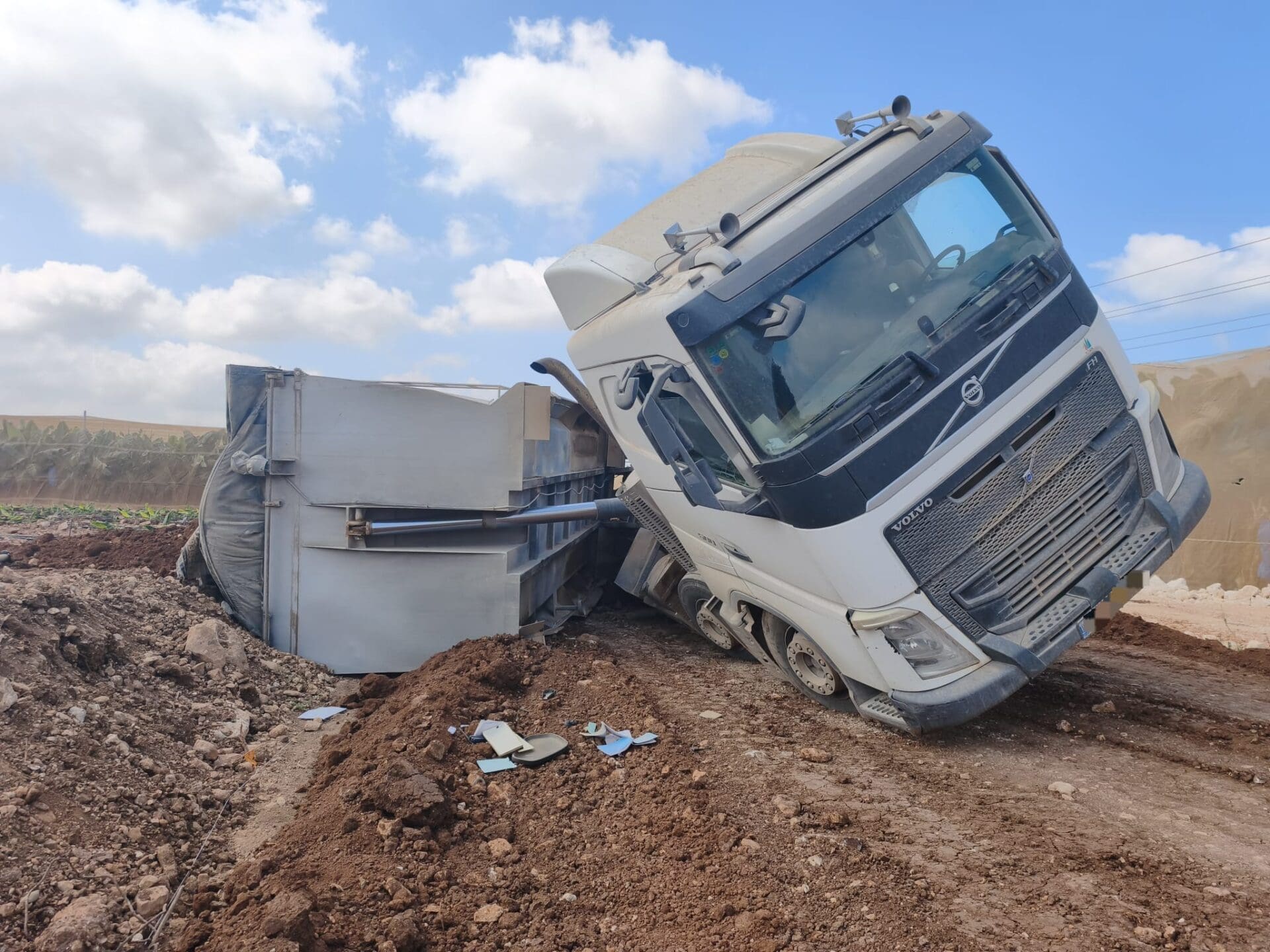 נהג משאית חולץ במצב קל לאחר התהפכות במושב מגדים - דוברות כבאות והצלה לישראל | מחוז חוף 13/8/26 (צילום: כבאות והצלה לישראל)
