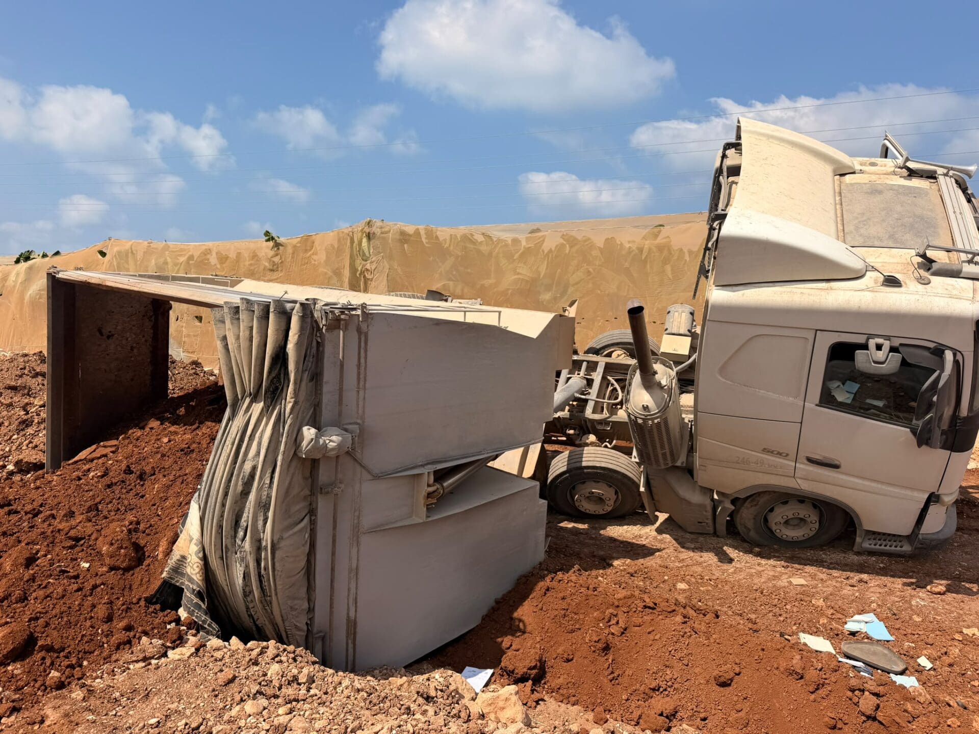 נהג משאית חולץ במצב קל לאחר התהפכות במושב מגדים - דוברות כבאות והצלה לישראל | מחוז חוף 13/8/26 (צילום: כבאות והצלה לישראל)