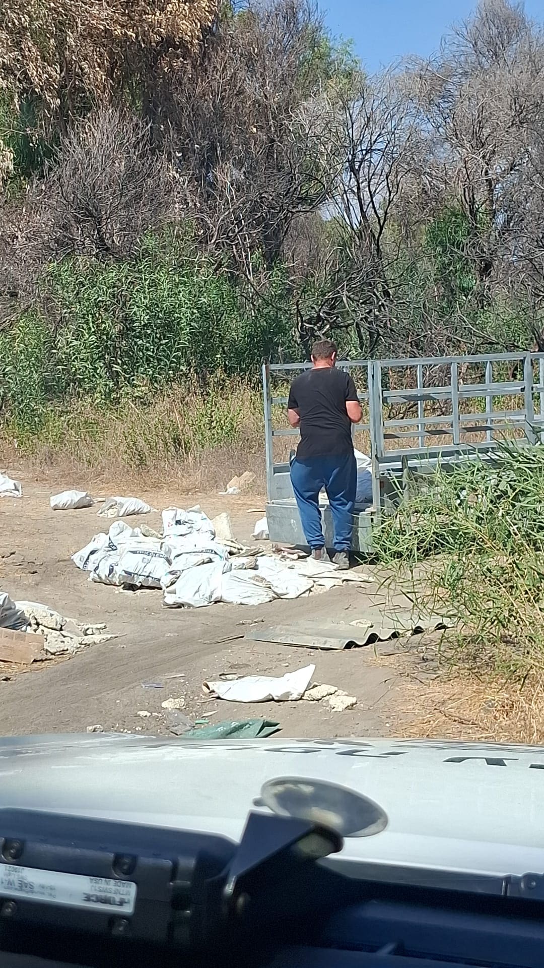 נתפס על חם: משליך פסולת בנייה בחורשה בקריית-חיים 13/8/26 (צילום: דוברות עיריית חיפה)