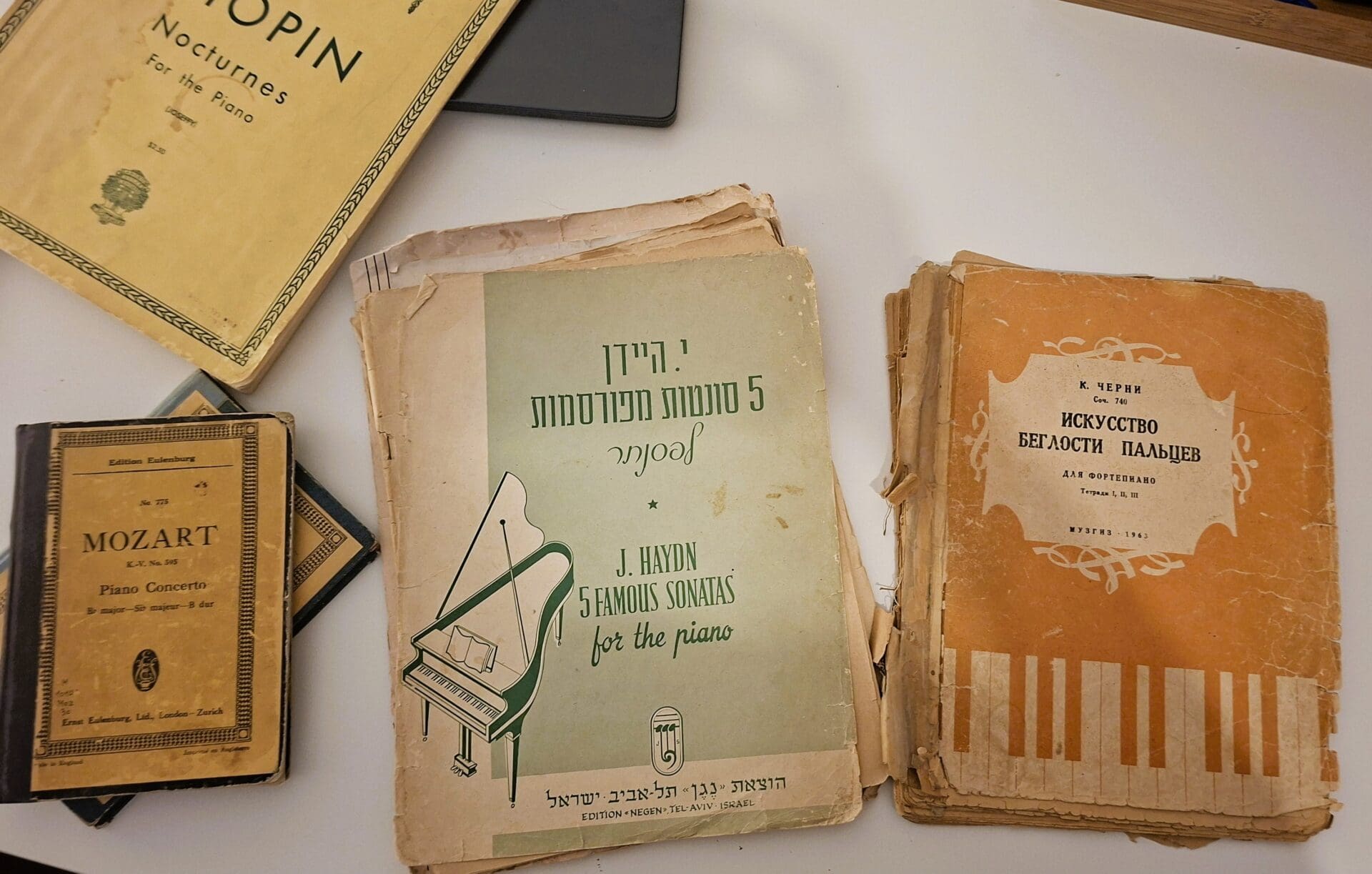 בבית ד"ר איתי יחיאלי - חוברות תווים מימים עברו (צילום: רחלי אורבך)