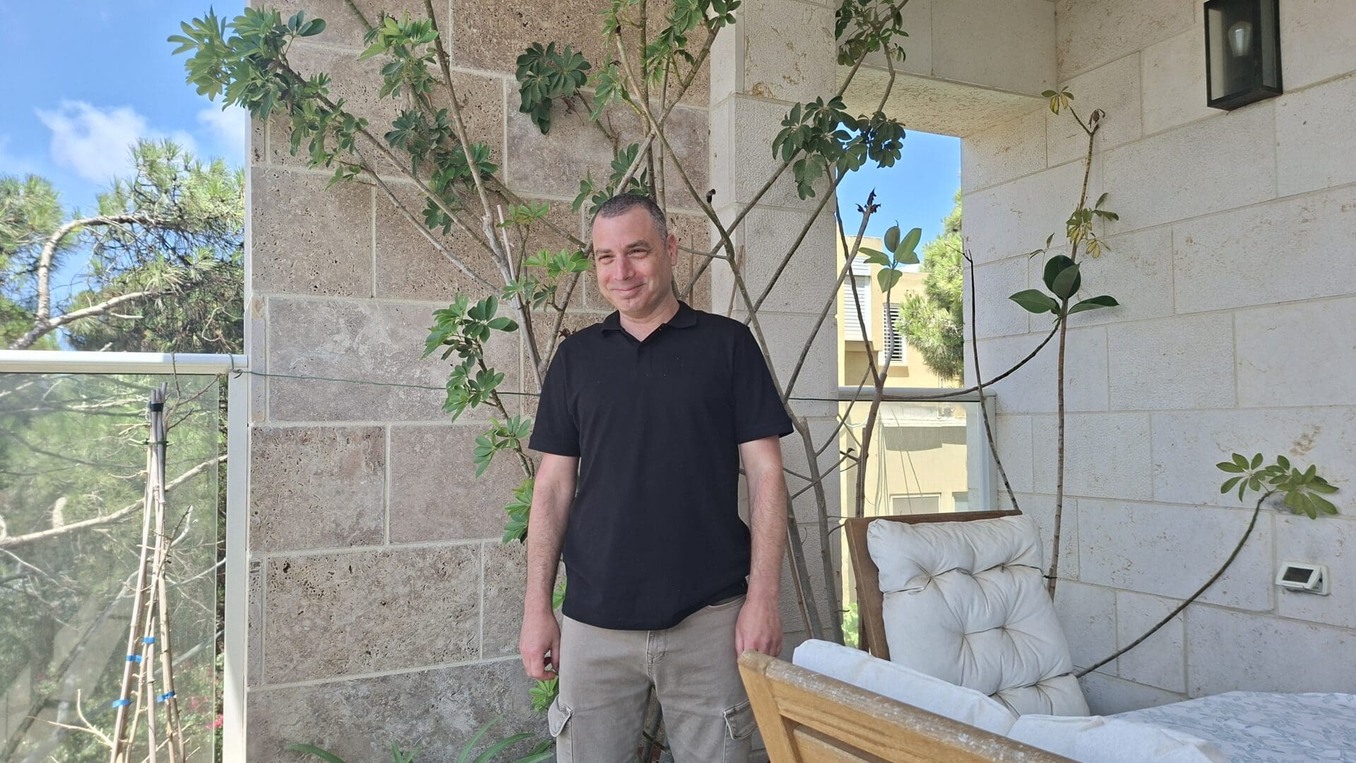 ד"ר איתי יחיאלי - במרפסת מעונו (צילום: רחלי אורבך)