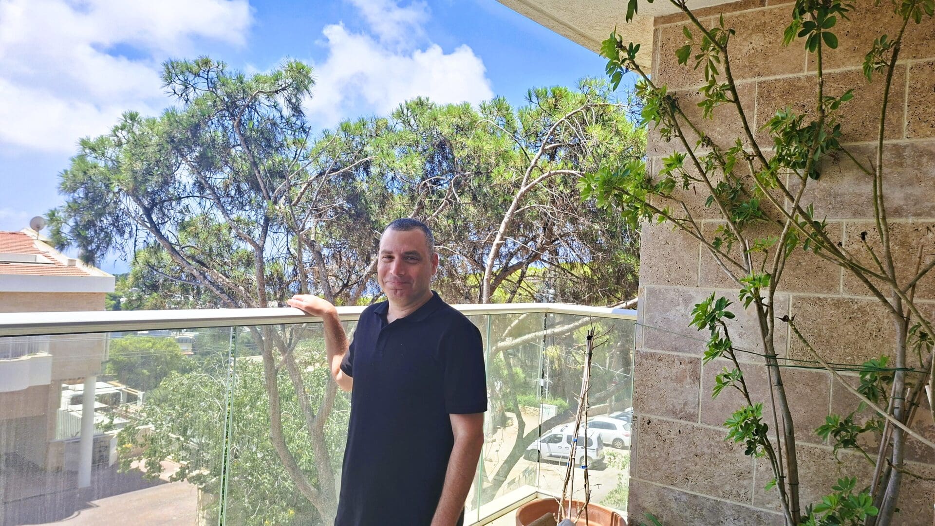 ד"ר איתי יחיאלי - במרפסת, נוף ההר הירוק ואף כחול הים והשמיים (צילום: רחלי אורבך)