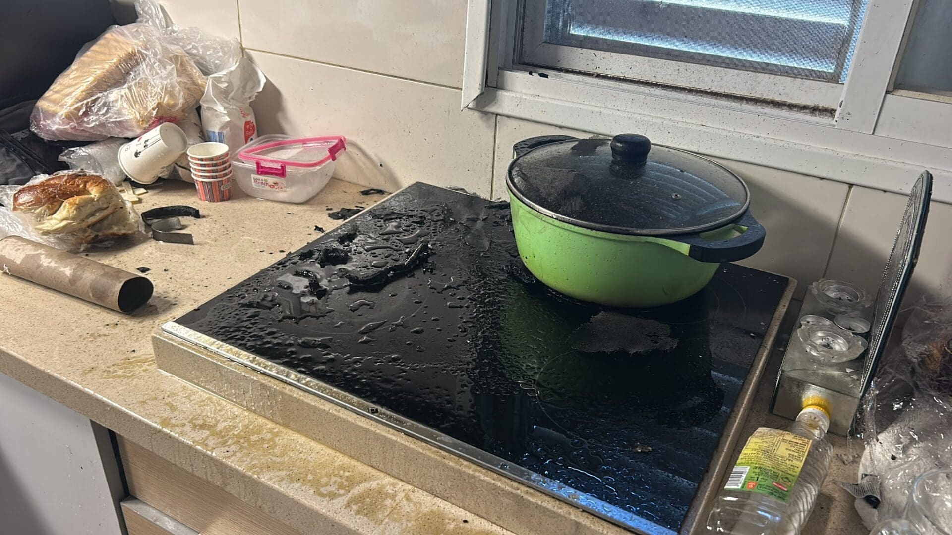 אדם נפגע בשריפת מטבח בטירת כרמל בעקבות התלקחות סיר - דוברות כבאות והצלה לישראל | מחוז חוף 15/8/26 (צילום: כבאות והצלה לישראל)