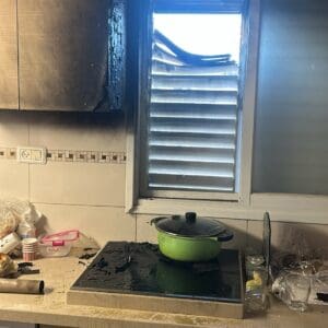 אדם נפגע בשריפת מטבח בטירת כרמל בעקבות התלקחות סיר - דוברות כבאות והצלה לישראל | מחוז חוף 15/8/26 (צילום: כבאות והצלה לישראל)
