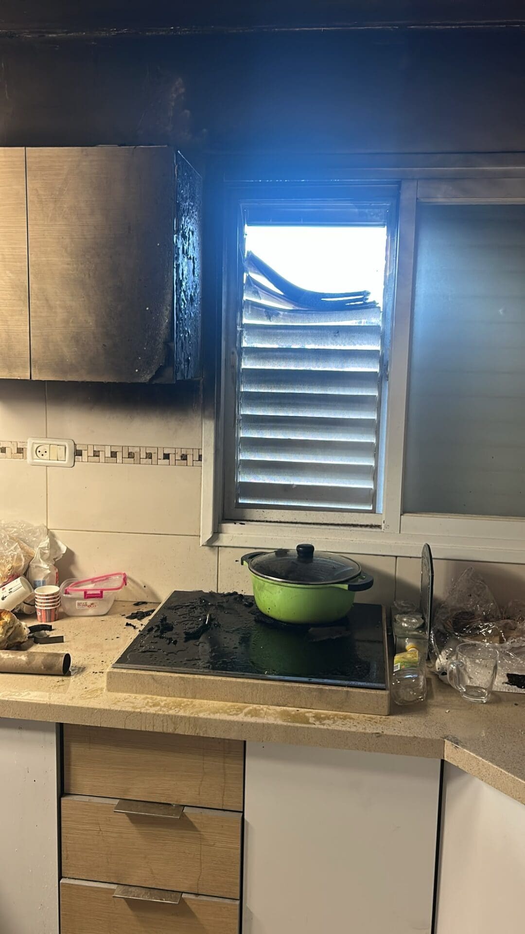 אדם נפגע בשריפת מטבח בטירת כרמל בעקבות התלקחות סיר - דוברות כבאות והצלה לישראל | מחוז חוף 15/8/26 (צילום: כבאות והצלה לישראל)