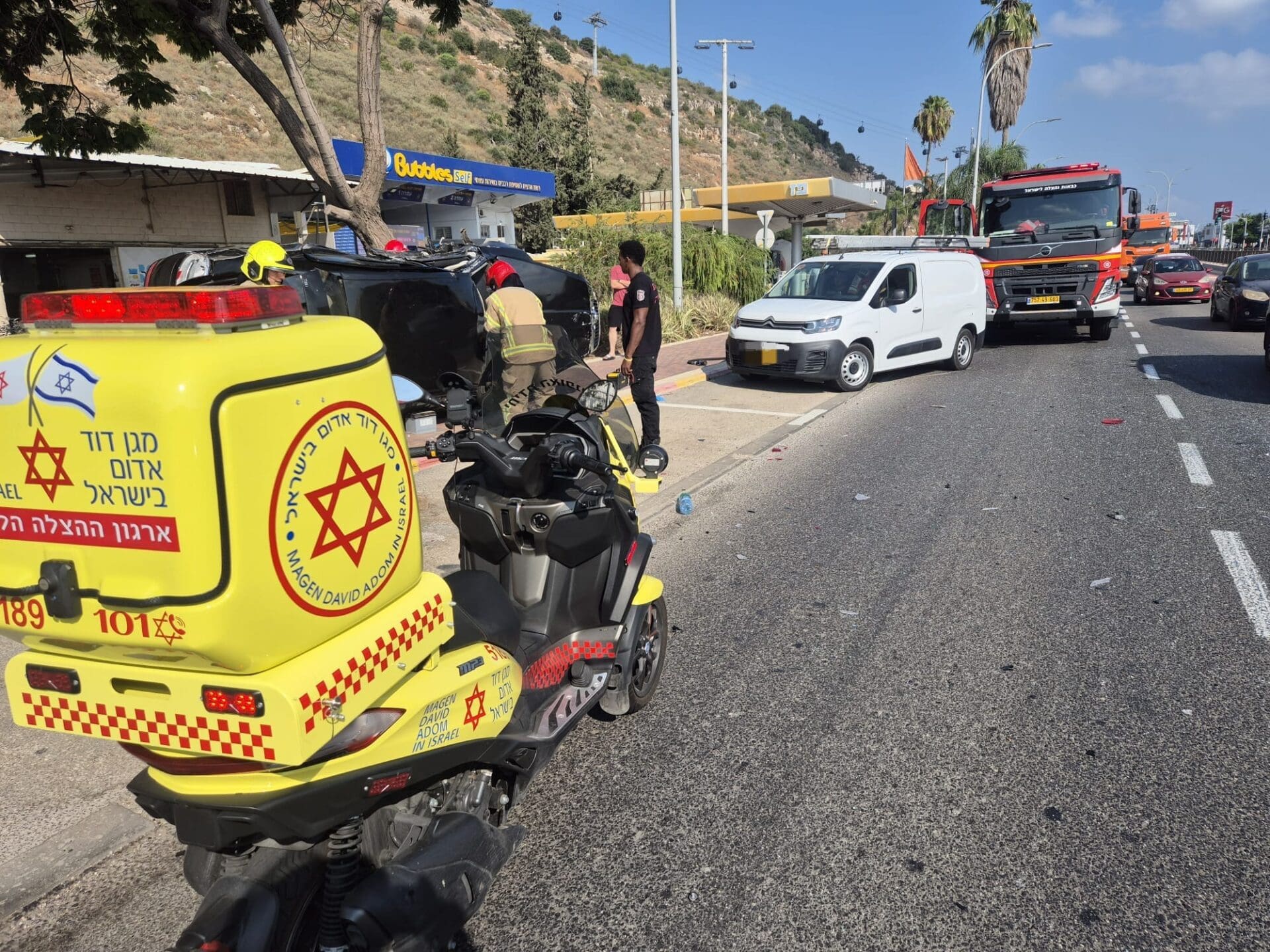 תאונת דרכים בנשר: רכב התהפך, גבר כבן 50 פונה לבית החולים 16/8/26 (צילום: תיעוד מבצעי מד״א)