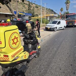 תאונת דרכים בנשר: רכב התהפך, גבר כבן 50 פונה לבית החולים 16/8/26 (צילום: תיעוד מבצעי מד״א)