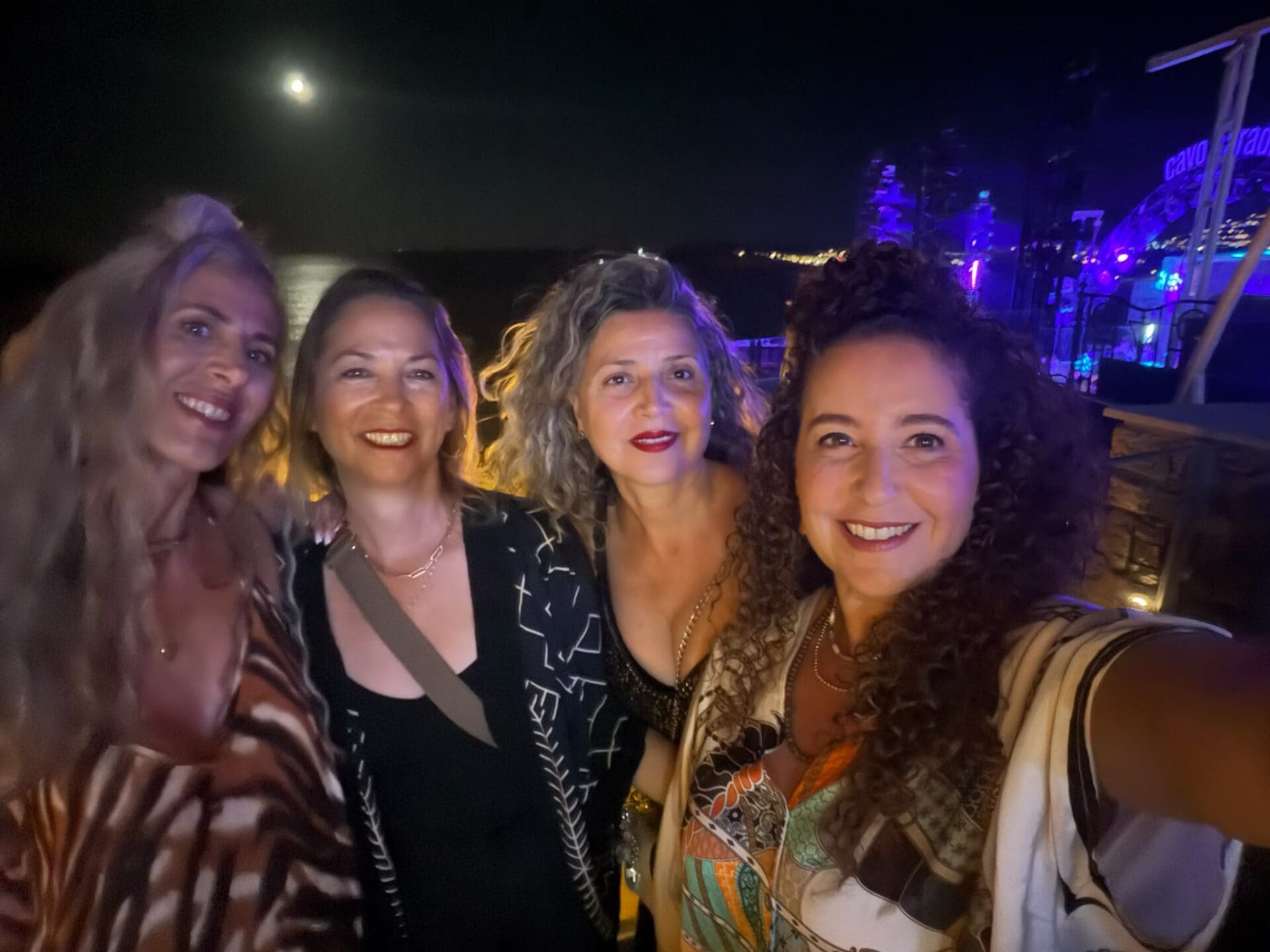 מסיבות במיקונוס (צילום: אורלי שטיינברג)