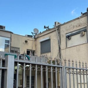 הרמקולים על גג הבניין במרכז זיו (צילום: יוסי בן ארצי)