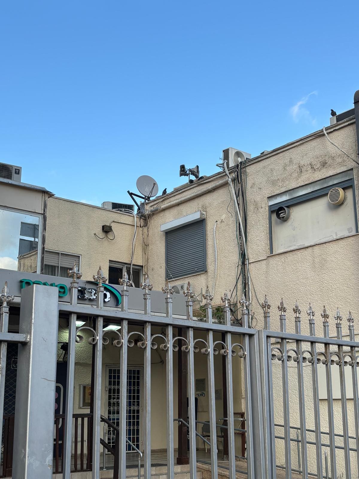 הרמקולים על גג הבניין במרכז זיו (צילום: יוסי בן ארצי)