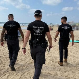 פעילות משטרתית מוגברת בחופי חיפה • מניעת פשיעה והגברת הביטחון פעילות משטרתית מוגברת בחופי חיפה: דוחות, שפיכות אלכוהול ועיכוב חשודים 17/8/26 (צילום: דוברות המשטרה)