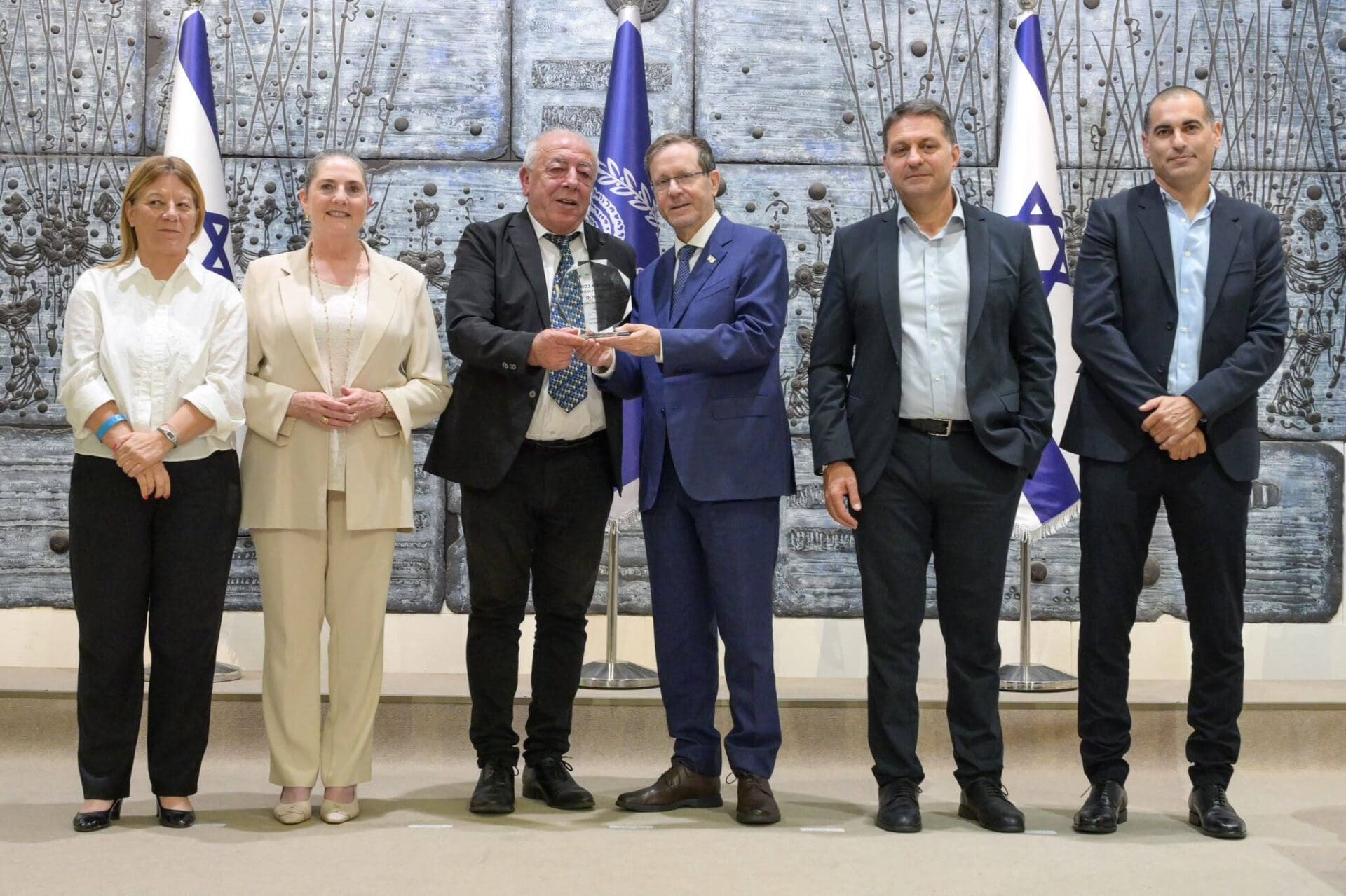   נשיא המדינה יצחק הרצוג ורעייתו מיכל יחד עם מקבלי אות ההוקרה לרשות מקומית על מיזם קהילתי בעל השפעה רחבה - עיריית קריית ים (צילום: מעיין טואף / לע״מ)