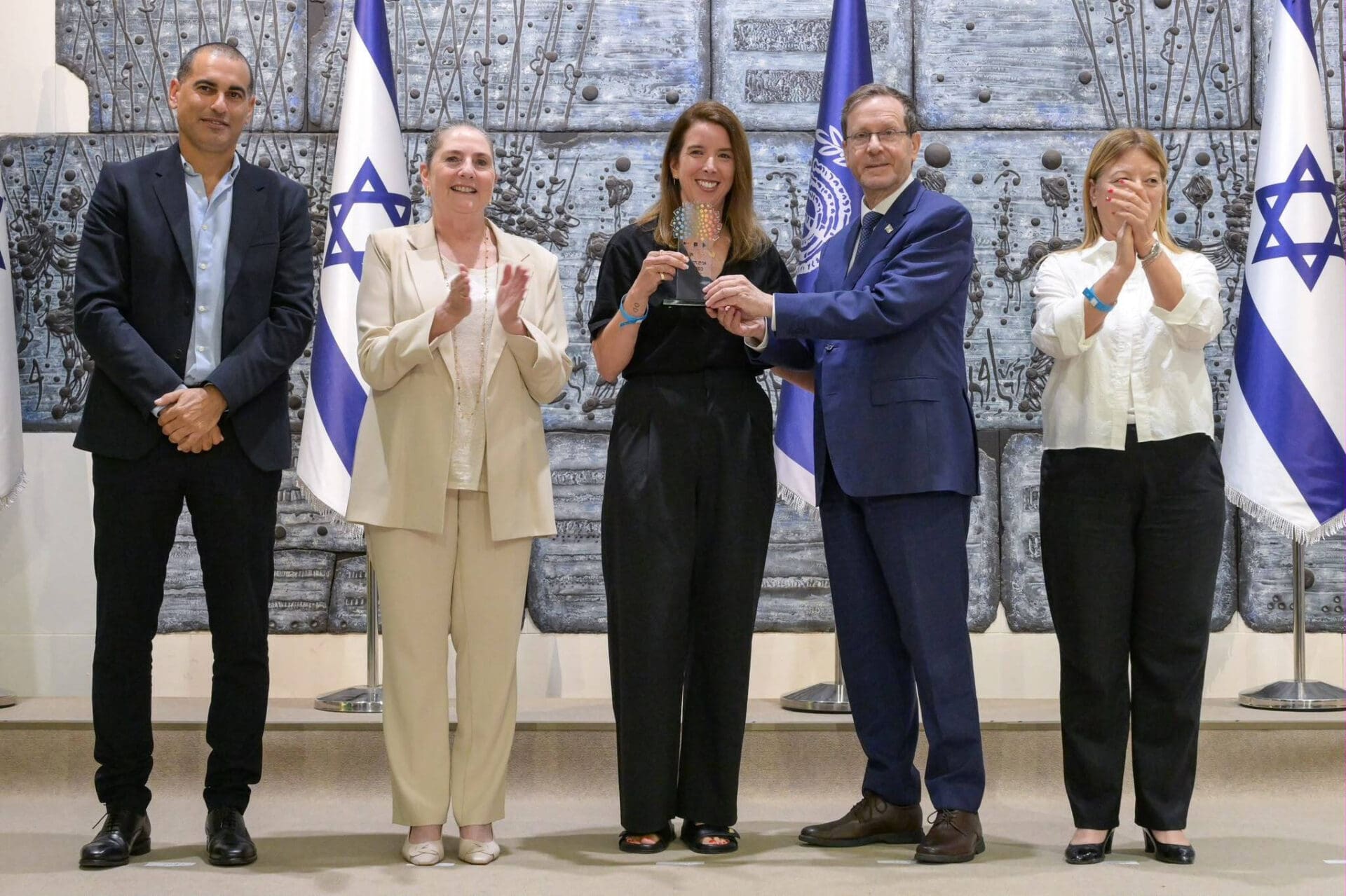  נשיא המדינה יצחק הרצוג ורעייתו מיכל יחד עם מקבלי אות הנשיא בספורט על הצטיינות כללית בעשייה חברתית-קהילתית - מועדון כדורסל הנשים מכבי חיפה (צילום: מעיין טואף / לע״מ)