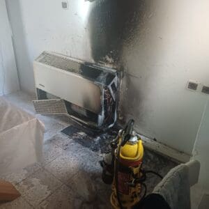 מזגן עלה באש בדירת מגורים מזגן עלה באש בדירת מגורים בקרית ביאליק 17/8/26
