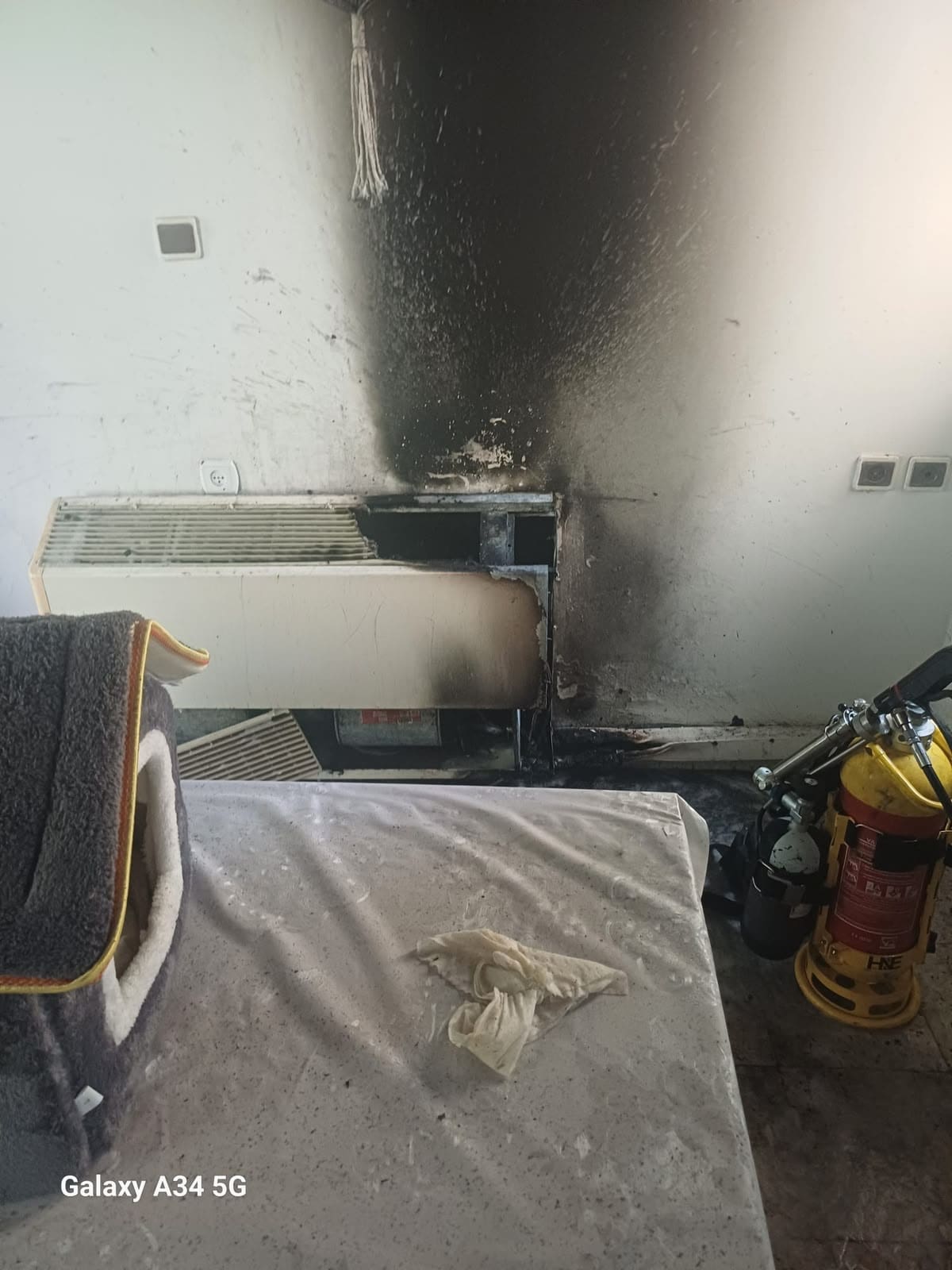 מזגן עלה באש בדירת מגורים בקרית ביאליק 17/8/26 (צילום: כבאות והצלה)