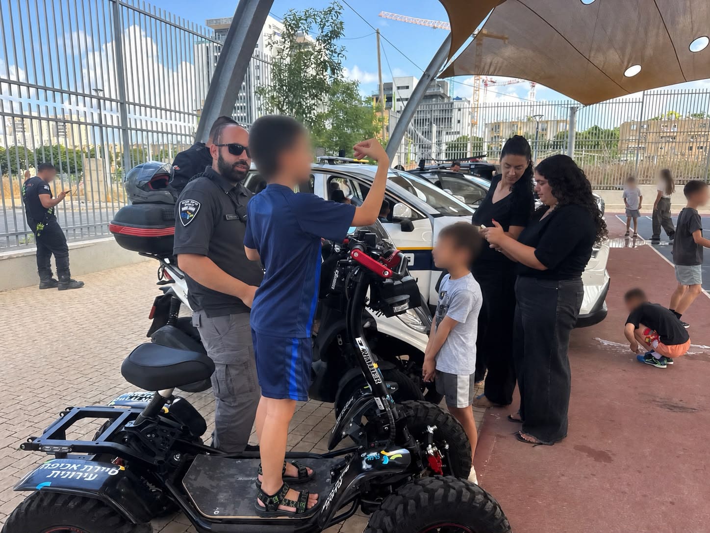 בוקר חווייתי לילדי החינוך המיוחד בטירת כרמל עם כוחות הביטחון וההצלה 17/8/26 (צילום: דוברות עיריית טירת כרמל)
