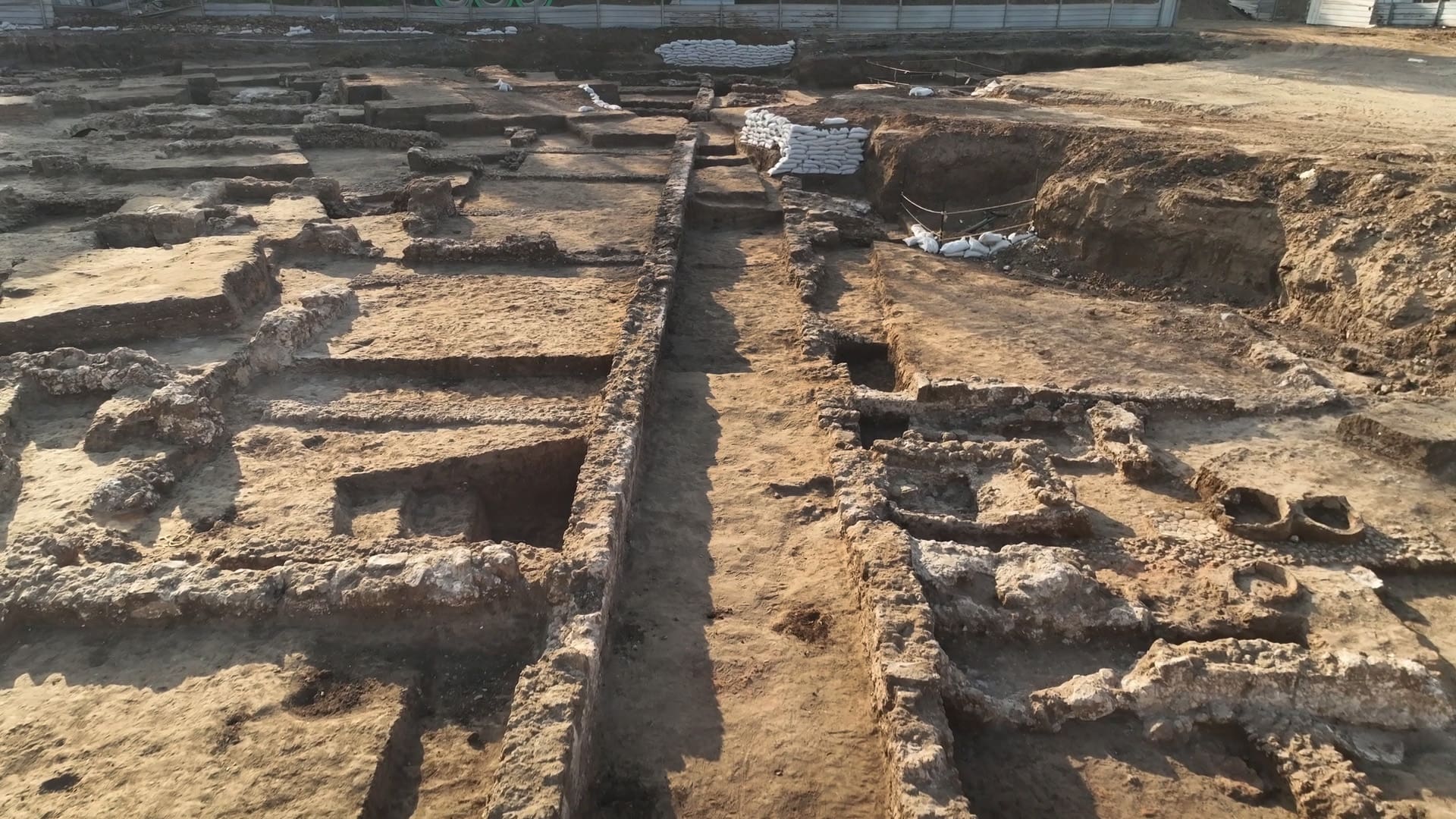 לאורך הרחובות נחשפה סדרת חדרים ששימשו כחנויות או מחסנים, מתקני תעשייה וכבשני יוצר. (צילום אמיל אלג'ם)
