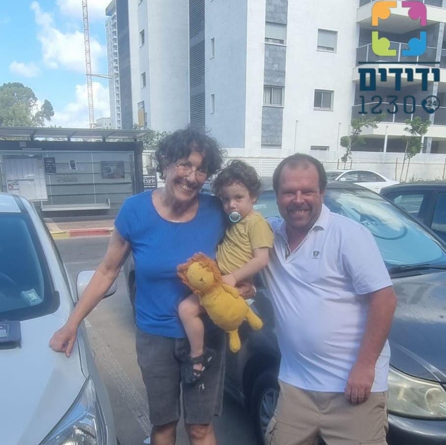 ילד כבן שלוש ננעל ברכב בחיפה וחולץ בשלום 19/8/26 (צילום: ידידים)