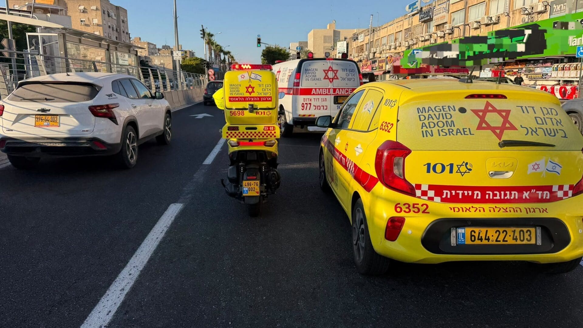 צעיר נדקר בקריית ביאליק ופונה לבית החולים רמב״ם 19/8/26 (צילום: מד״א)