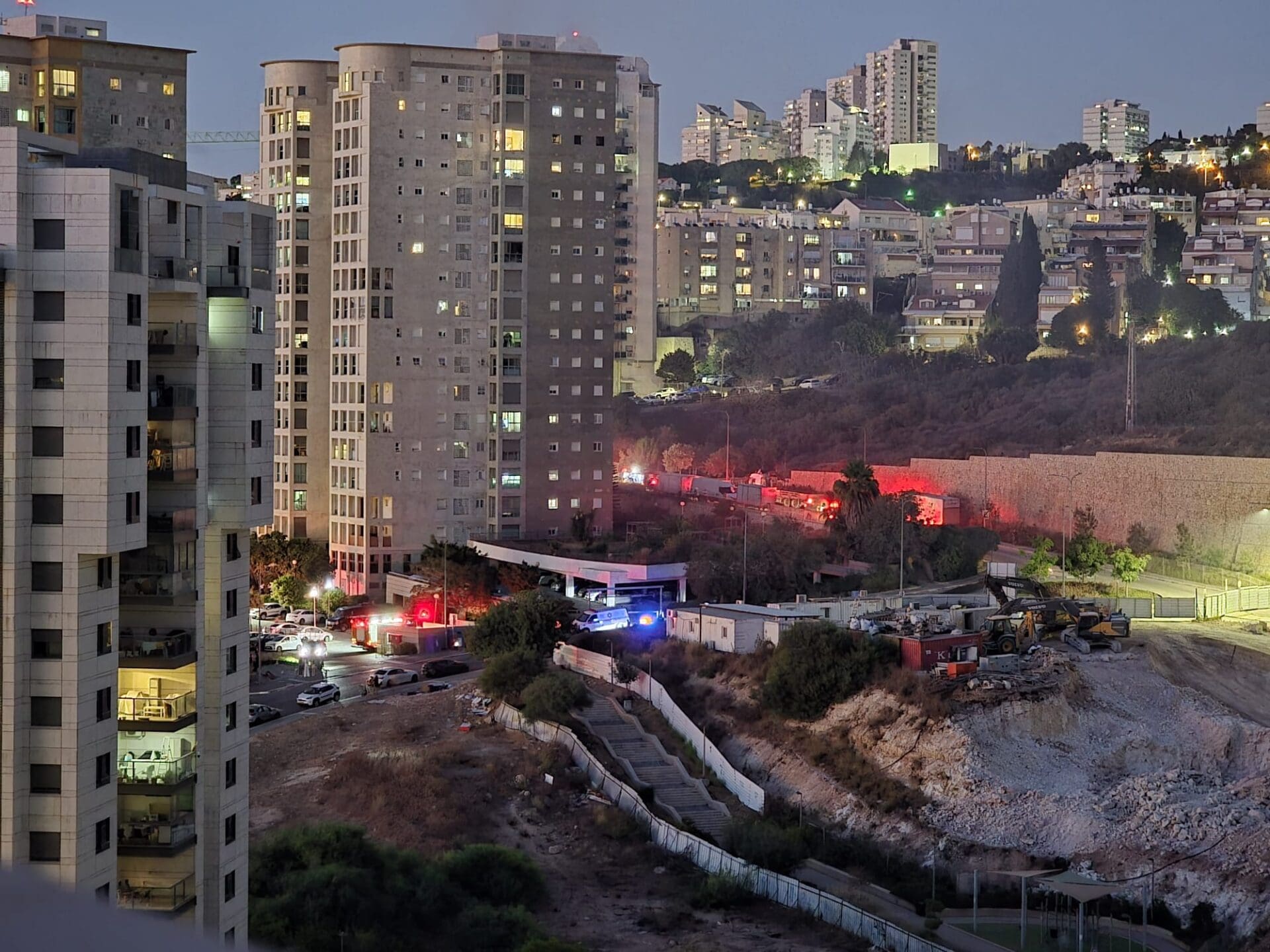 שריפה פרצה בדירה בבניין רב קומתי ברחוב השונית בחיפה - דוברות כבאות והצלה לישראל | מחוז חוף 19/8/26 (צילום: חי פה בשטח)