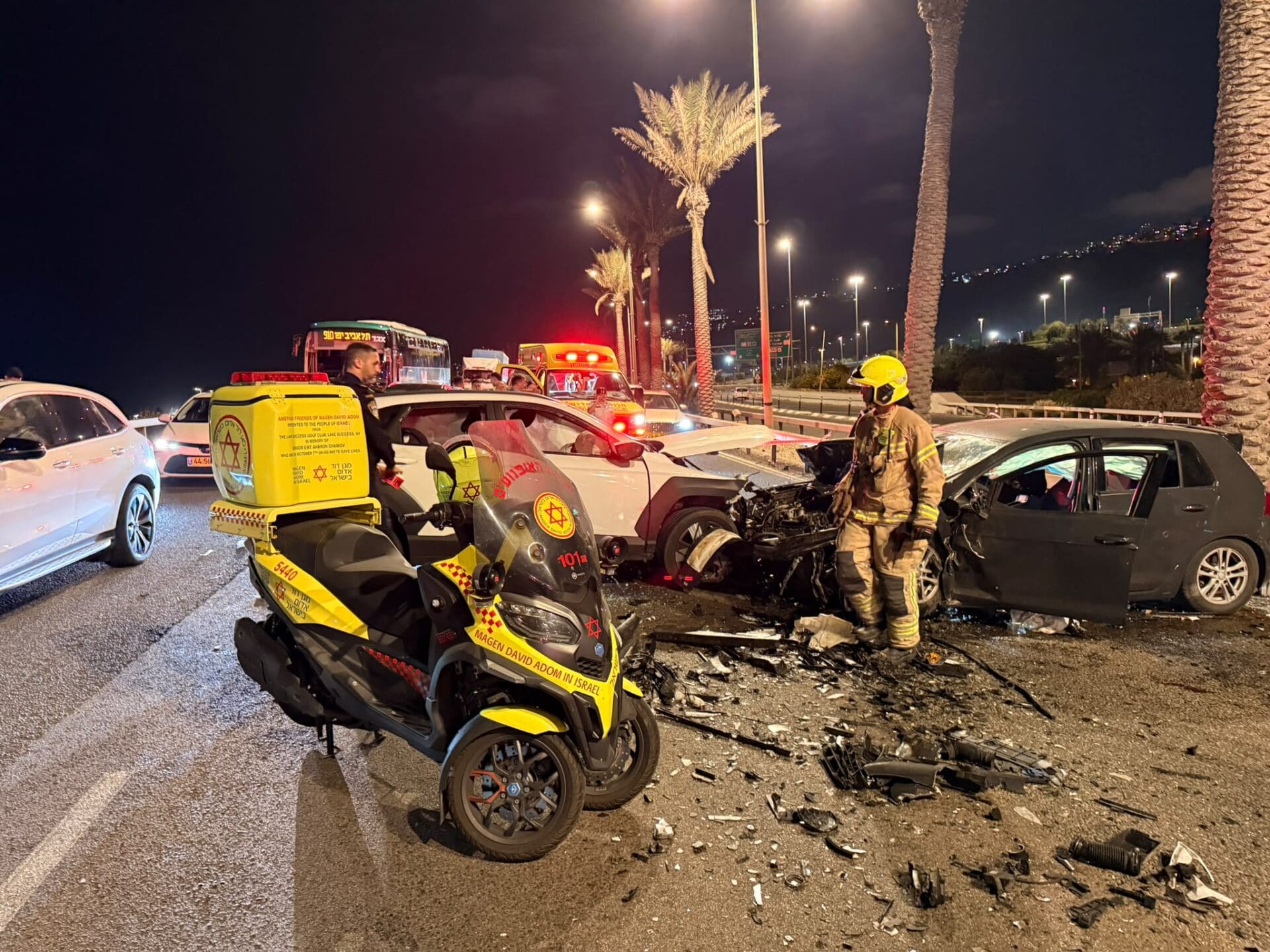 תאונה קטלנית בכביש 2: גבר כבן 60 נהרג ושניים נפצעו קשה 19/8/26 (צילום: תיעוד מבצעי מד״א)