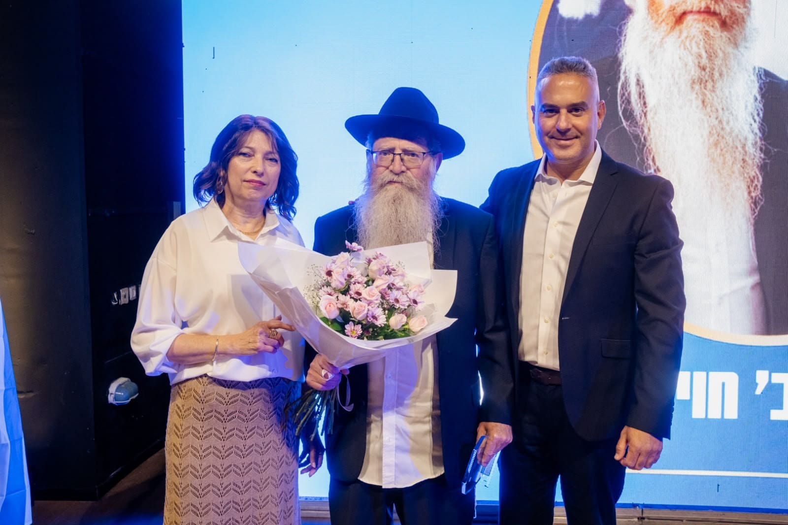 זוכי פרס מפעל חיים לשנת 2026 - הרב יחזקאל וגב׳ חוי מרקוביץ׳ ביחד עם ראש העיר, דודו כהן (צילומים: רועי דדון, דוברות עיריית טירת כרמל)