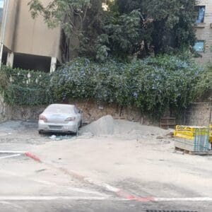 העבודות ברחוב נמשכות: התושבים מתלוננים על חול, אבק ומדרכות חסומות