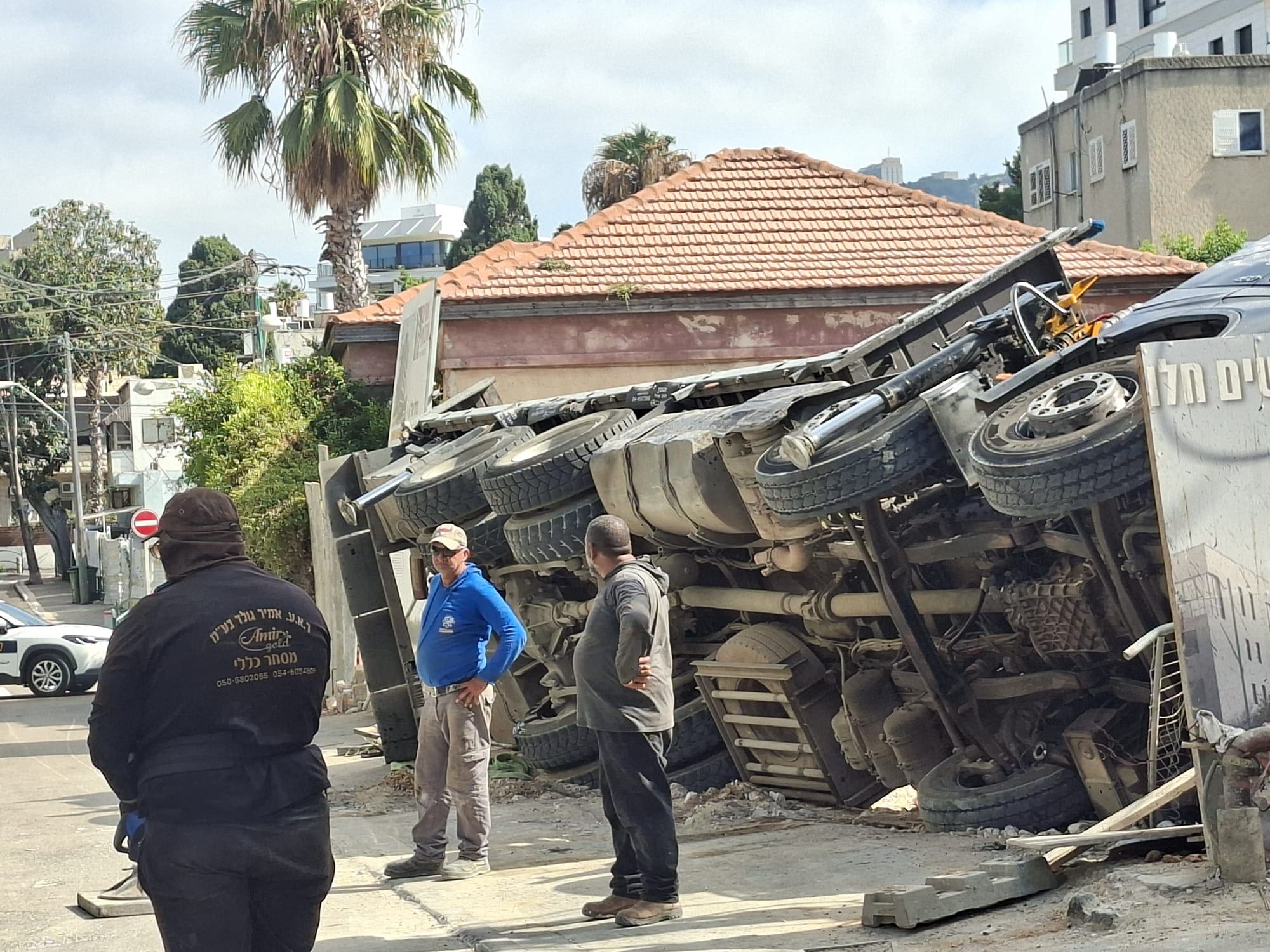 משאית מנוף התהפכה באתר בנייה בבת גלים שבחיפה 21/8/26 (צילום: לורי הלב שבשמים)