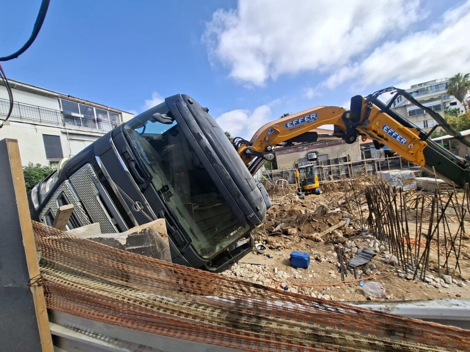 משאית מנוף התהפכה באתר בנייה בבת גלים שבחיפה 21/8/26 (צילום: לורי הלב שבשמים)