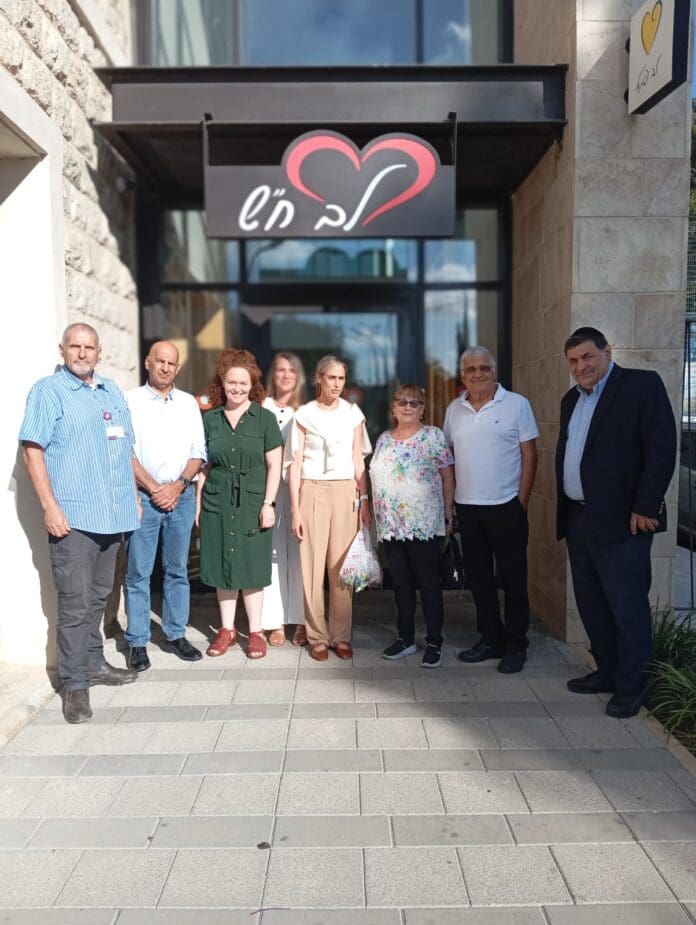 מנכ״לית רמב״ם ביקרה במלונית ״לב חש״ של עמותת רחשי לב בחיפה 23/8/26