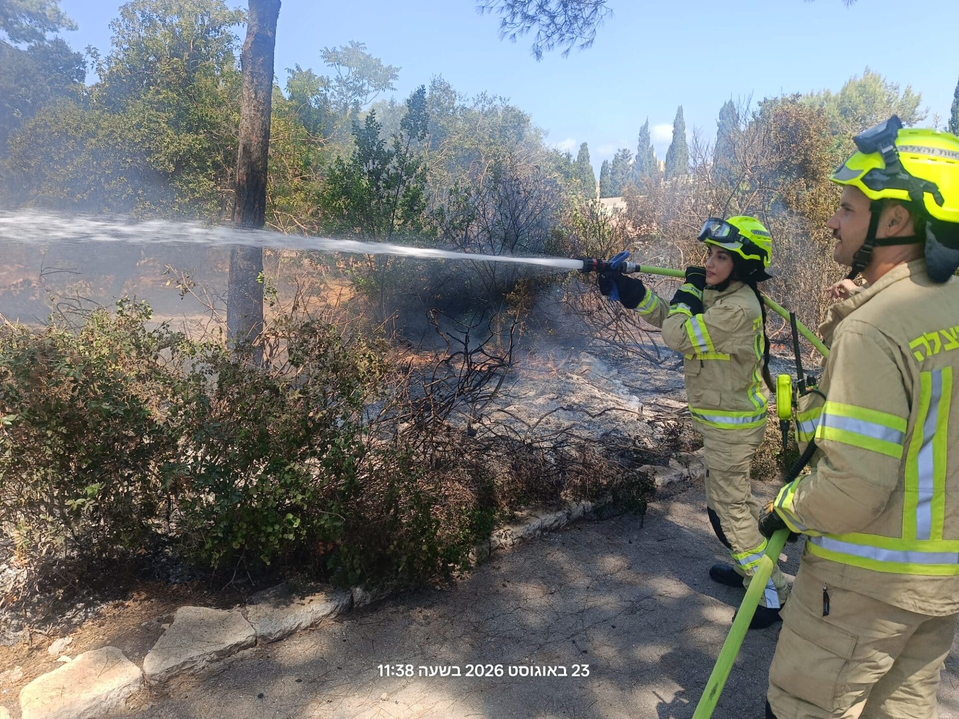שריפה בחורשה בשכונת זיו בחיפה נבלמה בידי צוותי כבאות - דוברות כבאות והצלה לישראל | מחוז חוף 23/8/26 (צילום: כבאות והצלה לישראל)