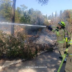 שריפה בחורשה בשכונת זיו בחיפה נבלמה בידי צוותי כבאות - דוברות כבאות והצלה לישראל | מחוז חוף 23/8/26 (צילום: כבאות והצלה לישראל)